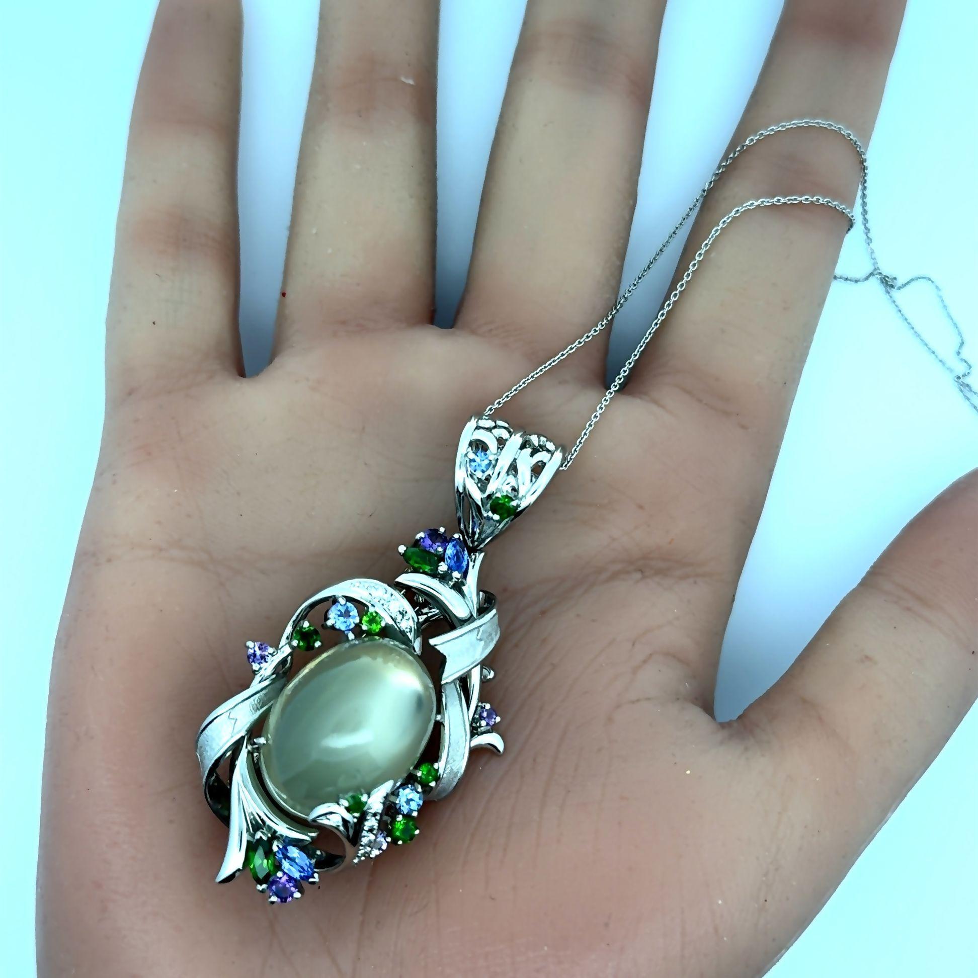 Cabochon Spilla e ciondolo in platino con pietra di luna e diamante multicolore in vendita