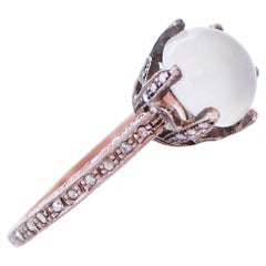 Anello con pietra di luna, diamanti, oro rosa e argento.