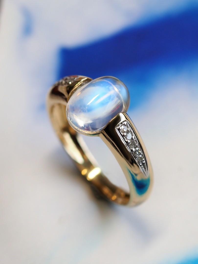 Moonstone Diamonds Yellow Gold Ring Oval Cabochon LGBTQ Engagement Classic Style In New Condition In Berlin, DE