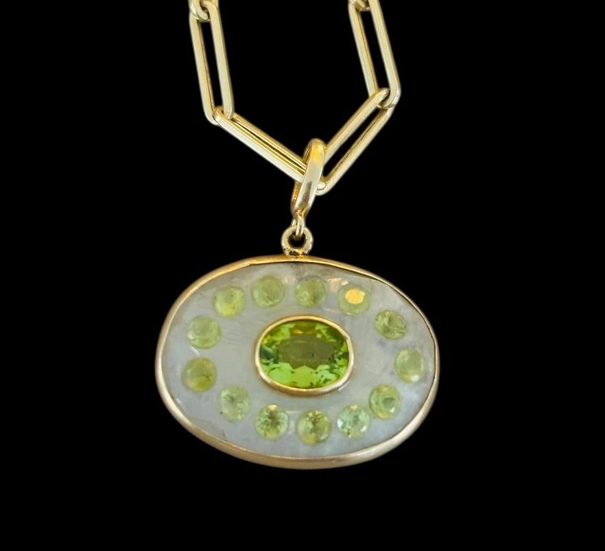 Taglio misto Malocchio in pietra di luna con peridoto e oro 14k in vendita
