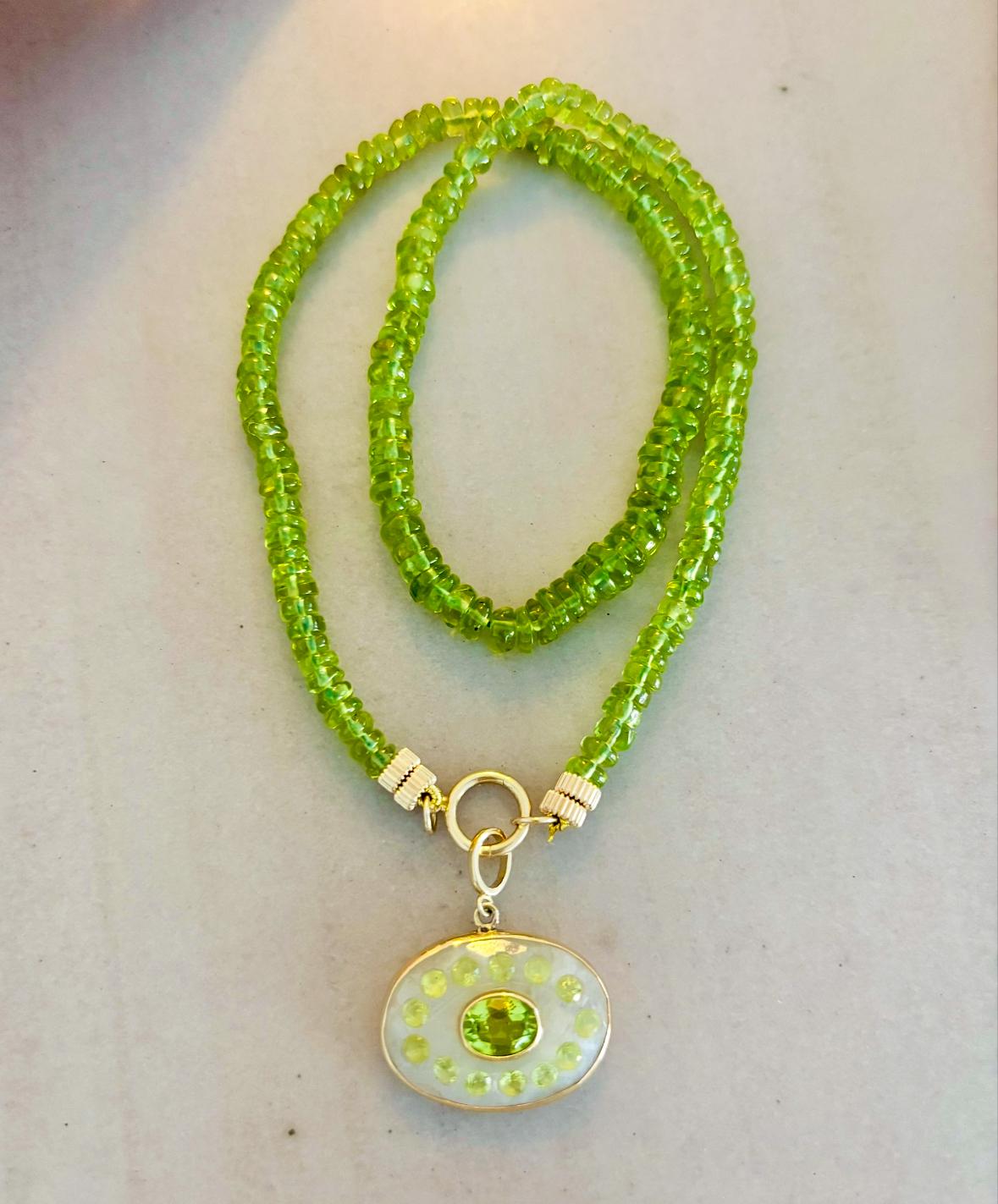 da uomo o donna Malocchio in pietra di luna con peridoto e oro 14k in vendita