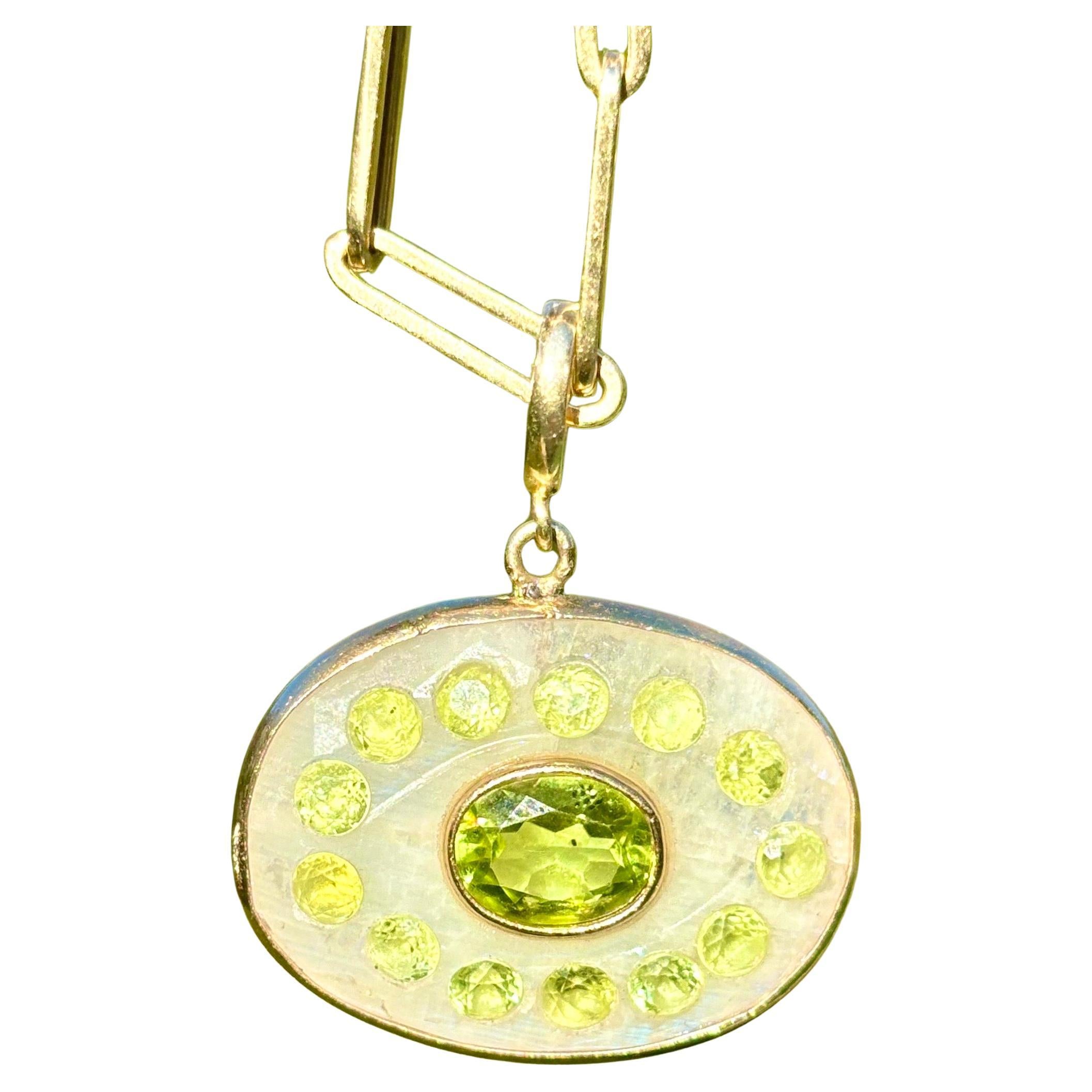 Malocchio in pietra di luna con peridoto e oro 14k in vendita 1