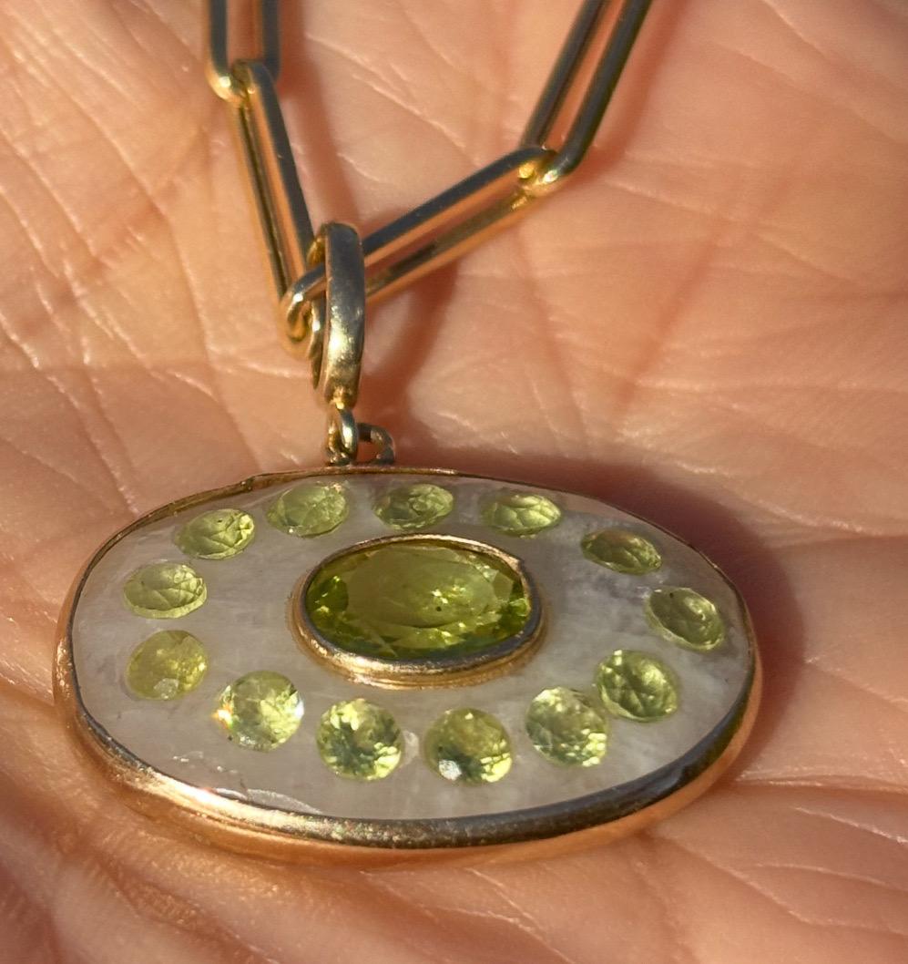 Malocchio in pietra di luna con peridoto e oro 14k in vendita 2