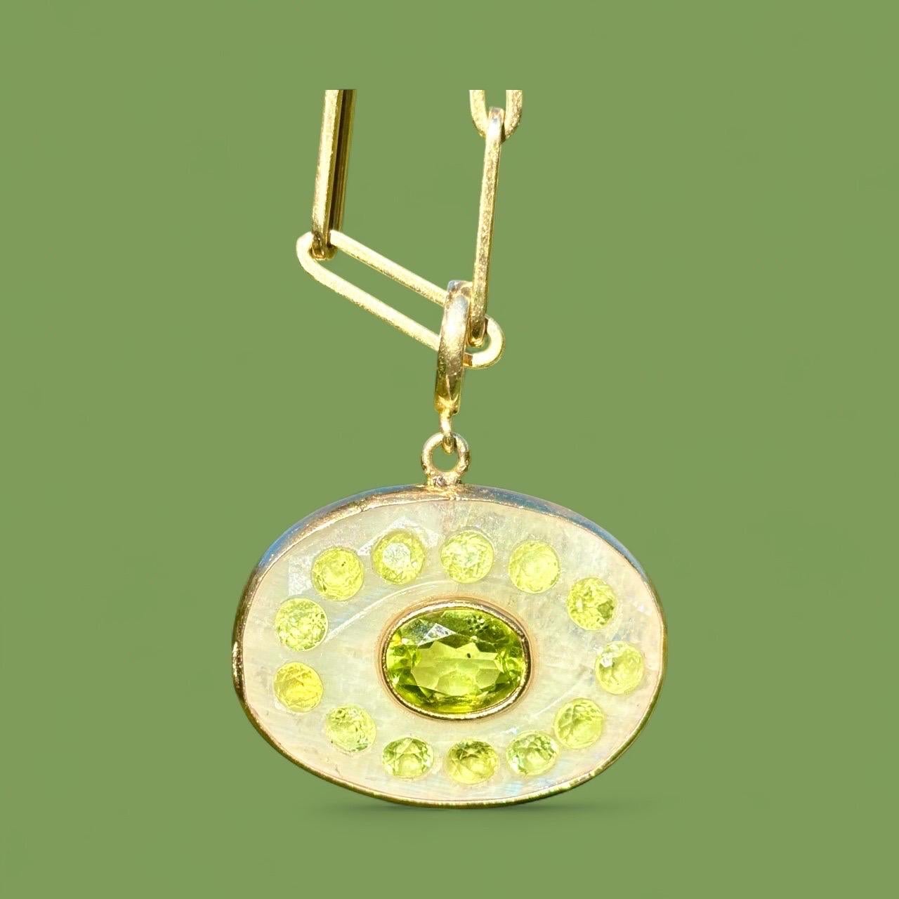 Malocchio in pietra di luna con peridoto e oro 14k in vendita 3