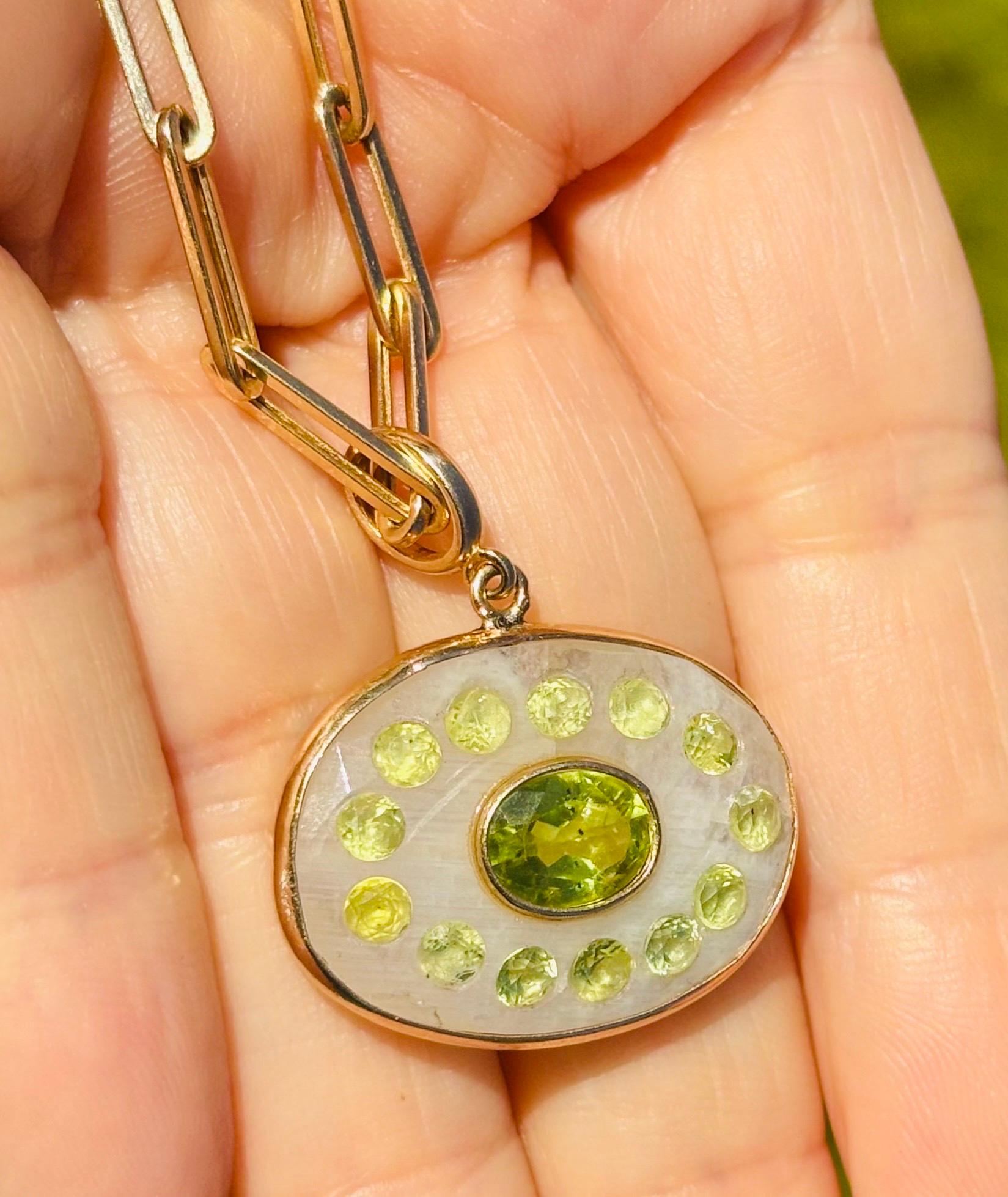 Malocchio in pietra di luna con peridoto e oro 14k in vendita 4