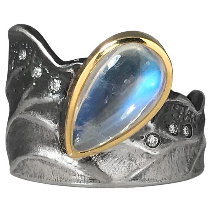 Mondstein-Ring aus Gold und oxidiertem Sterlingsilber mit Diamant-Akzenten von K.MITA
