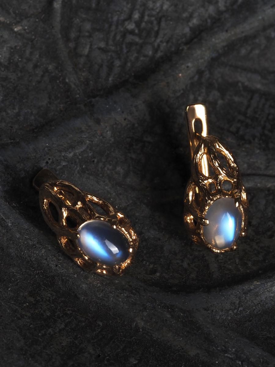 Boucles d'oreilles en or jaune 14K avec pierres de lune naturelles de qualité supérieure  

Origine de la pierre précieuse - Inde

Dimensions de la pierre de lune - 0,16 х 0,2 х 0,28 in / 4 х 5 х 7 mm

Poids de la pierre de lune - 1,4 carat

Poids