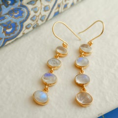 Pendientes de gota de plata de ley chapada en oro con piedra lunar