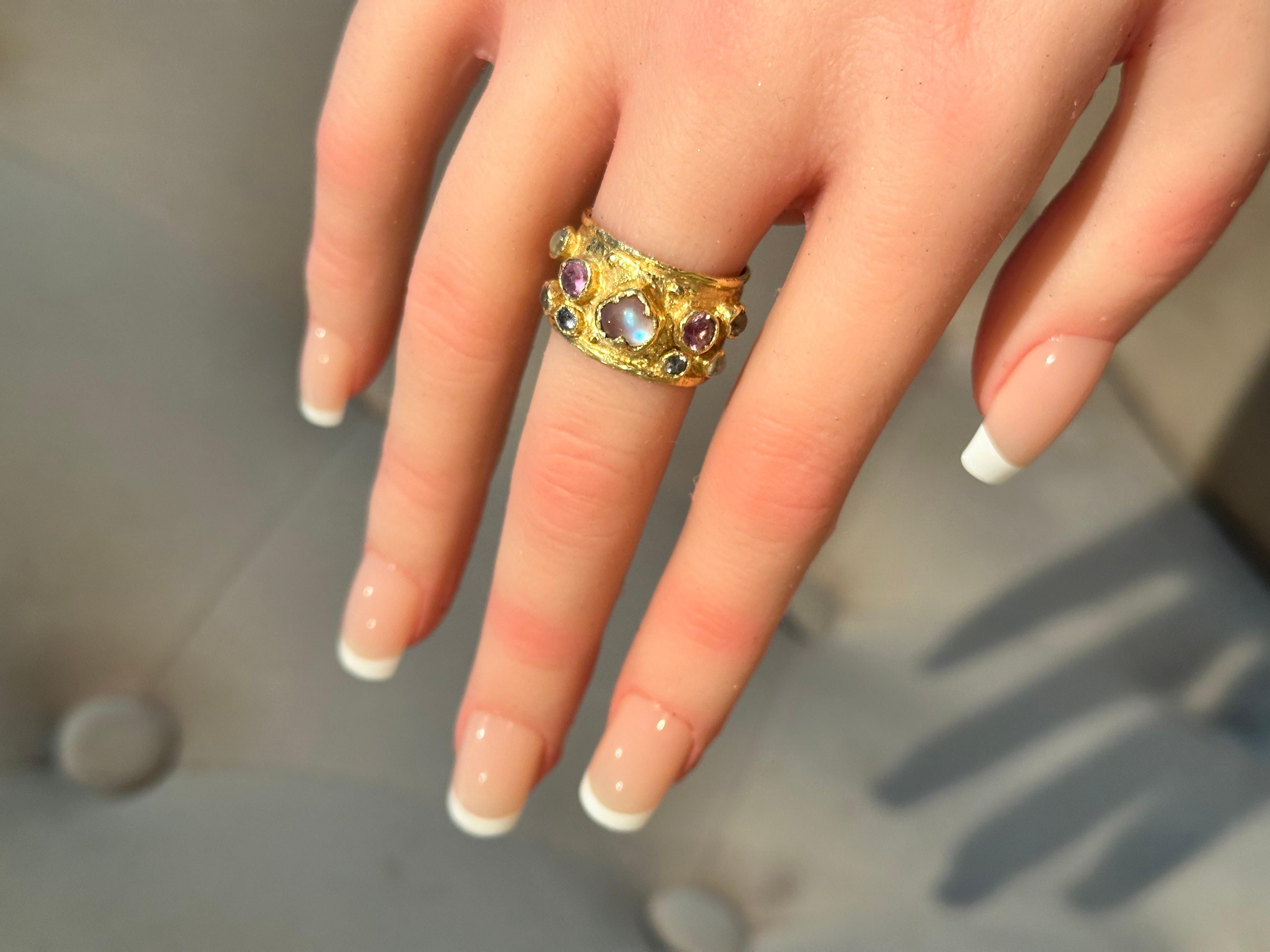 Leto Lama Moonstone Heart Cigar Ring with Sapphires 18 Ct Gold For Sale 4