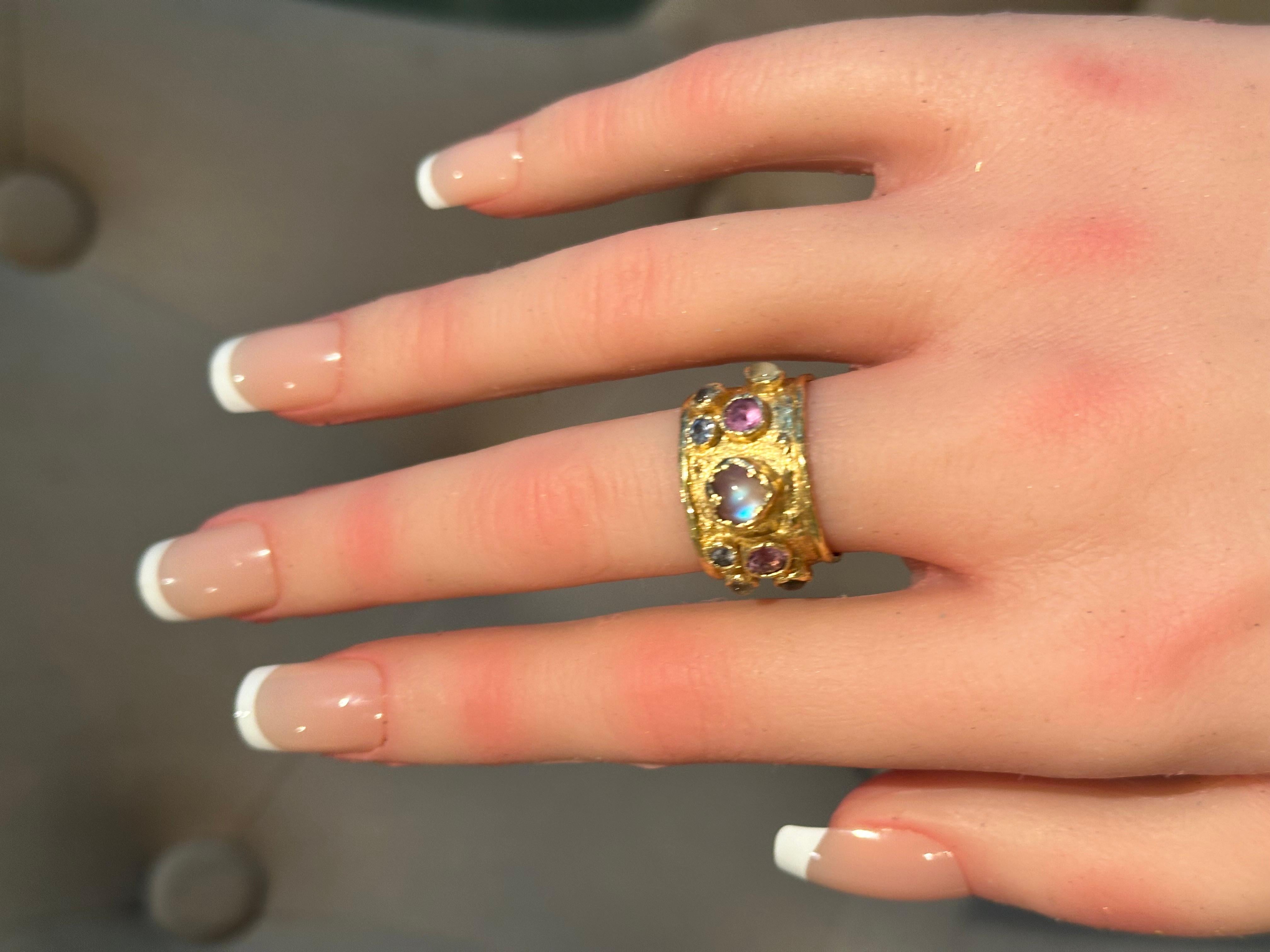 Leto Lama Moonstone Heart Cigar Ring with Sapphires 18 Ct Gold For Sale 5