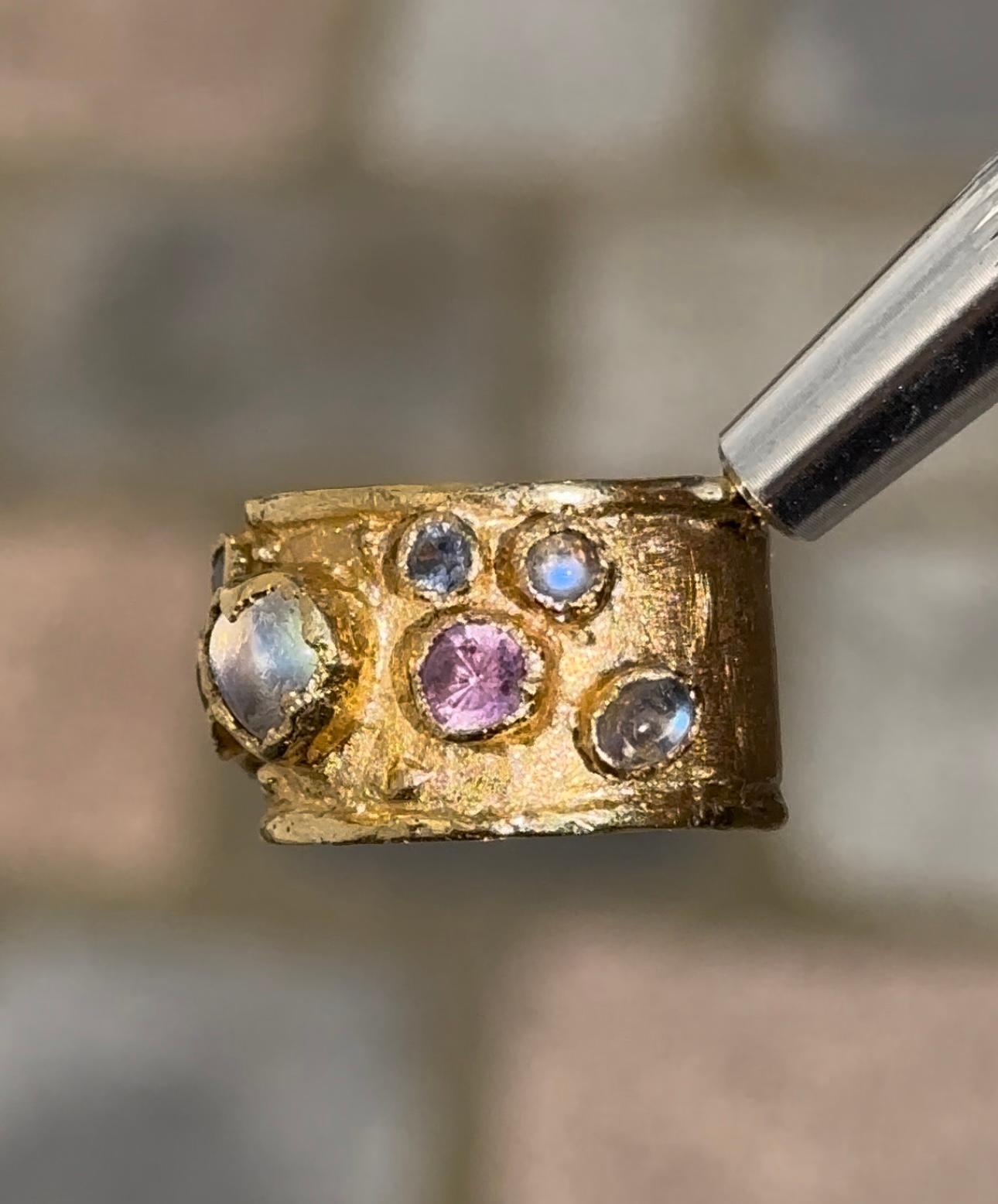 Leto Lama Moonstone Heart Cigar Ring with Sapphires 18 Ct Gold In New Condition For Sale In London, GB