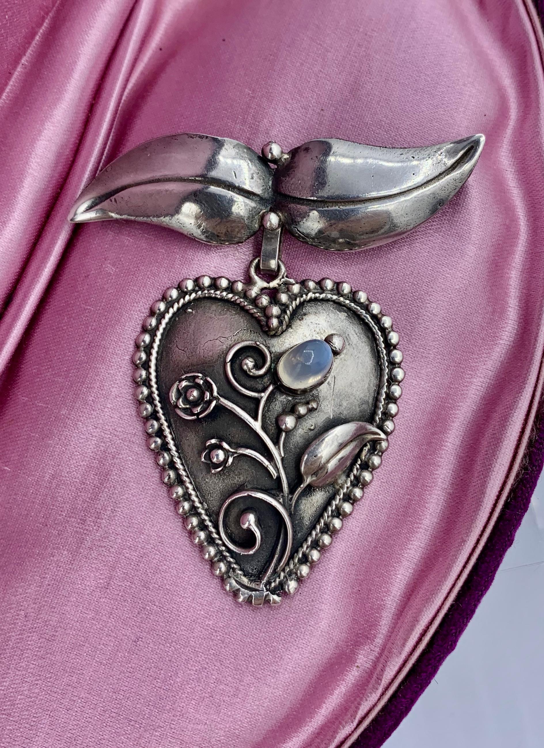 Art nouveau Broche pendentif en forme de cœur en pierre de lune en argent sterling, moderne du milieu du siècle dernier en vente
