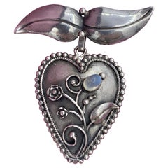 Spilla con ciondolo a forma di cuore in pietra di luna, argento antico Mid Century Antiques