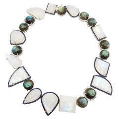 Halskette aus Mondstein , Labradorit, blauem Saphir und weißem Saphir in Silber gefasst