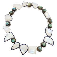 Collier en argent serti de pierres de lune, labradorite, saphirs bleus et saphirs blancs