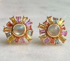 Mondstein, mehrfarbige Saphire, Ohrstecker aus 18 Karat Gold von Lauren Harper