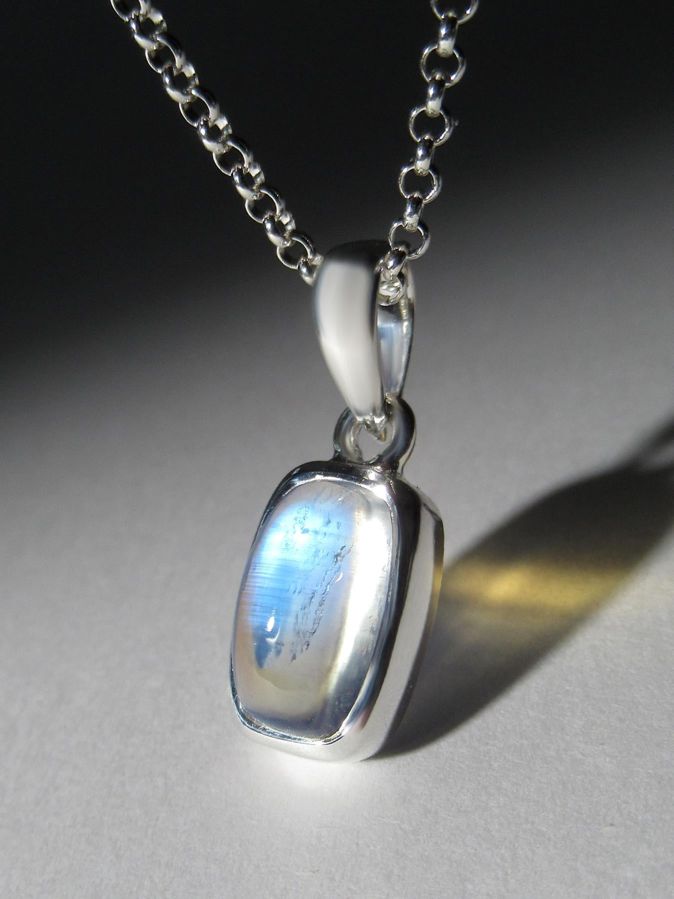 Collier en argent sterling avec pierre de lune naturelle arc-en-ciel
Pierre de lune origine - Sri Lanka
Dimensions de la pierre - 0.28 x 0.39 in / 7 x 10mm
Poids de la pierre - 3,35 carats
Poids du pendentif - 2 grammes
hauteur du pendentif - 0,86