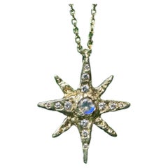 Collier pendentif étoile de lune en or jaune 18 carats et diamants