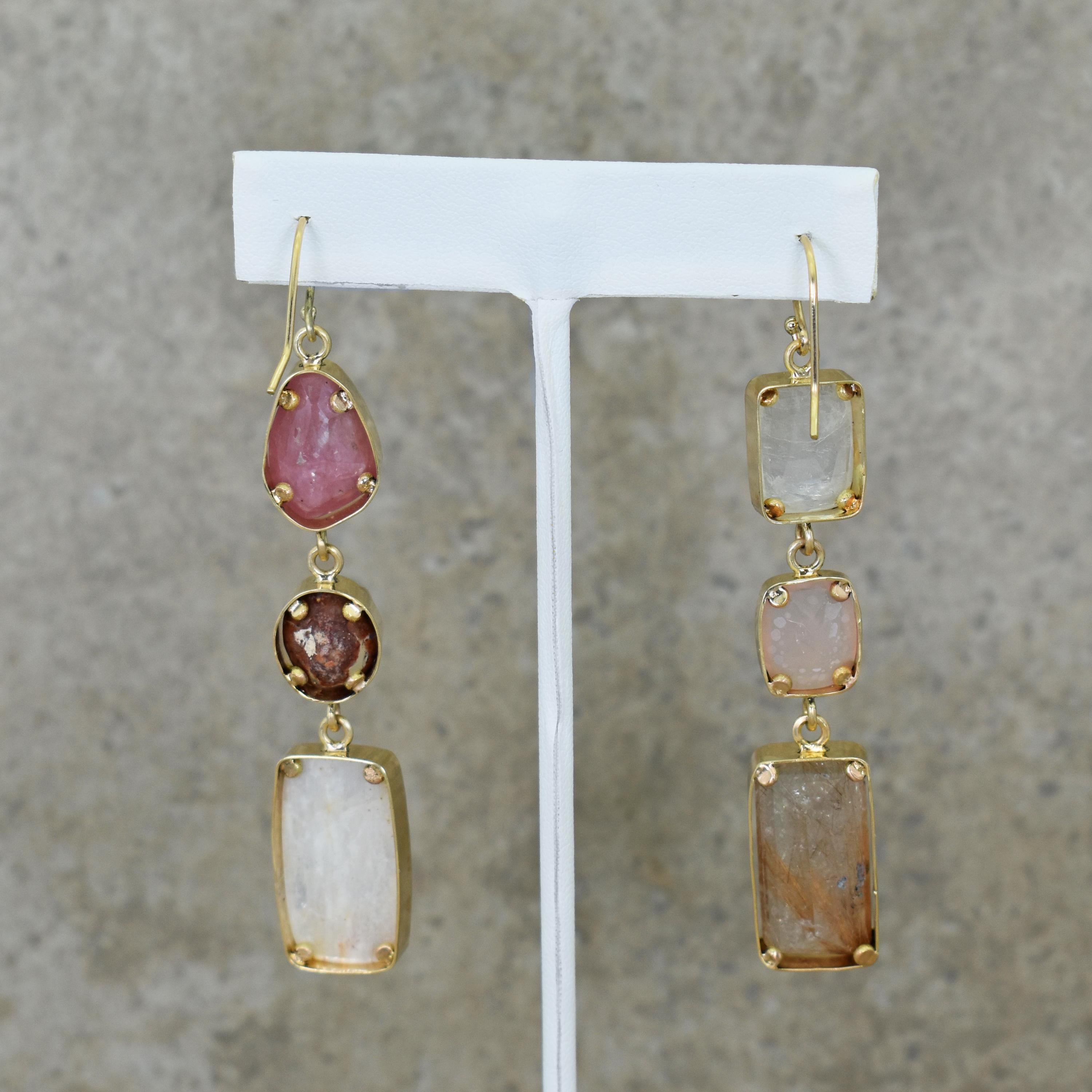 Taille coussin Pendants d'oreilles asymétriques en or 18 carats, opale et tourmaline rose en vente