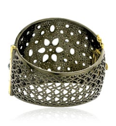 Brazalete de piedra lunar y diamantes pavé con rejilla de oro de 14k y plata