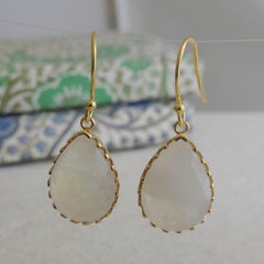 Orecchini a goccia con pietra di luna a forma di pera in argento placcato oro