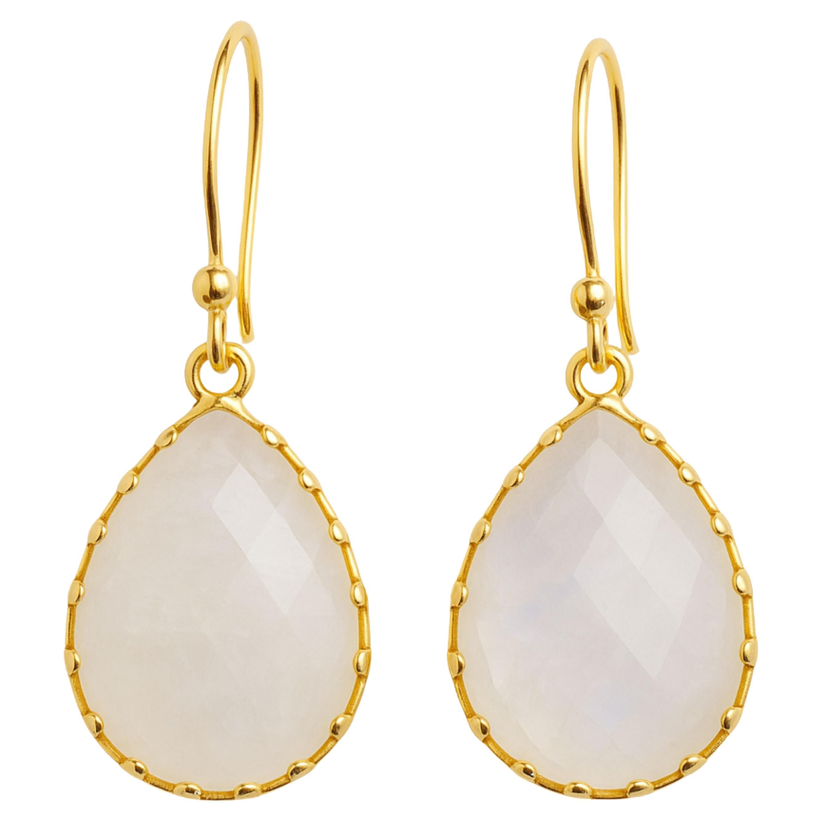 Pendants d
oreilles en argent plaqué or avec pierre de lune en forme de poire en vente