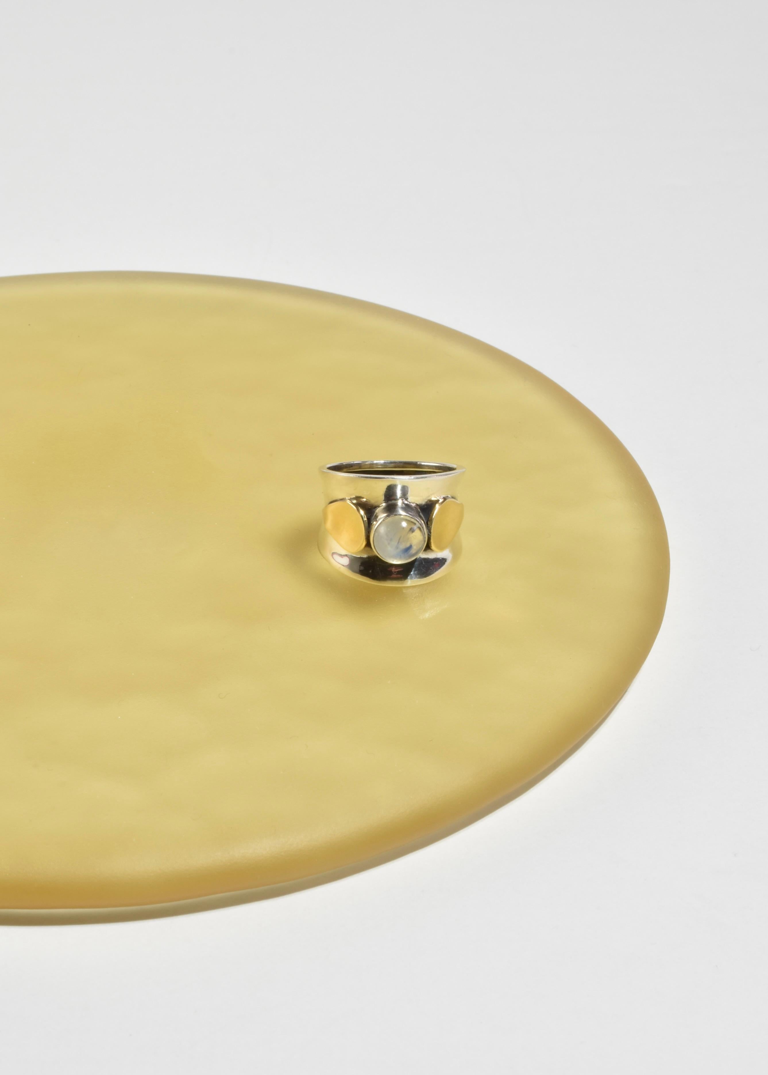 Moonstone Petal Ring (Cabochon) im Angebot