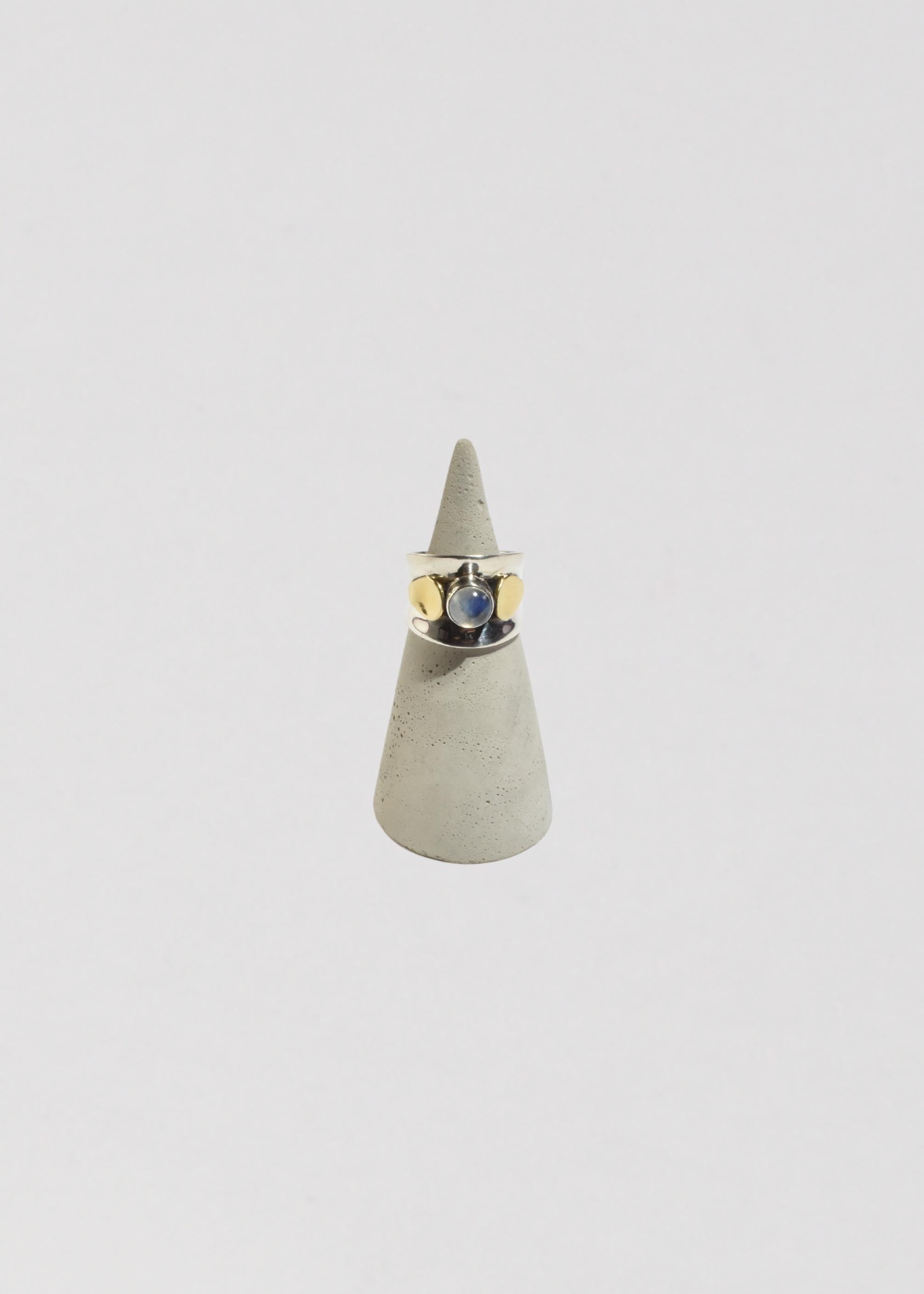 Moonstone Petal Ring für Damen oder Herren im Angebot