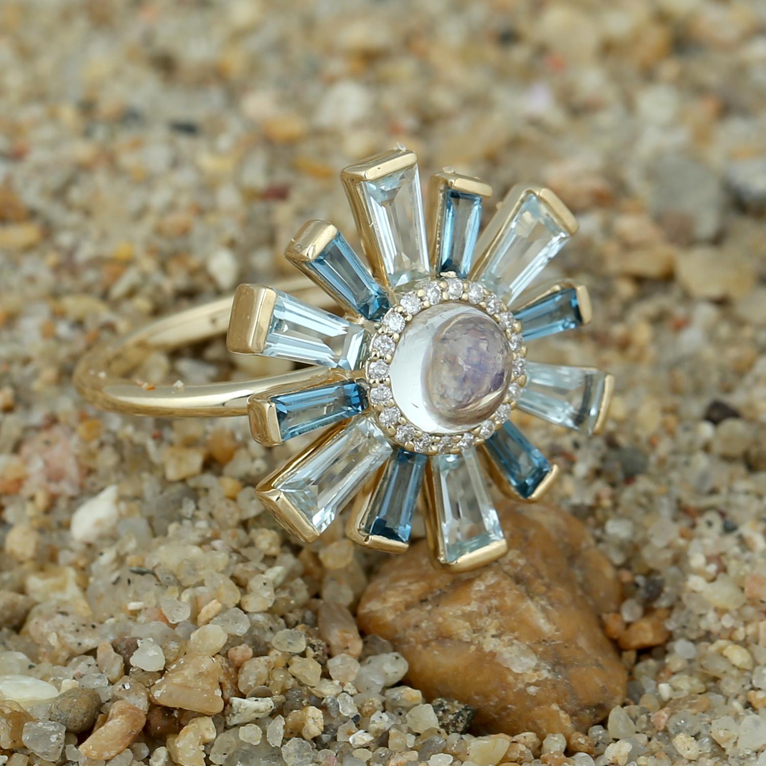 Artigiano Anello con pietra lunare, topazio baguette e diamanti in oro giallo 18 ct. in vendita