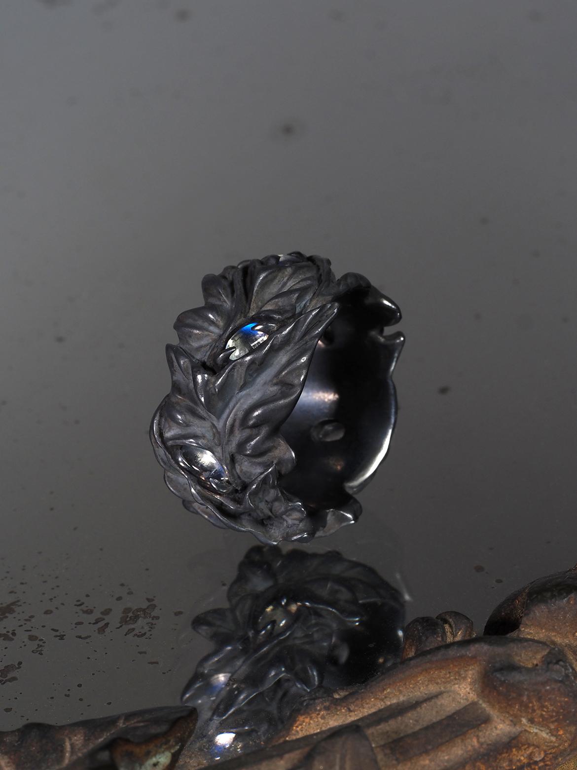 Inspired by ethereal forests in a far-off world filled with magic and mystery, embrace the fine craftsmanship this unique ring has to offer with its ode to a hidden world of fantasy. Cascading ivy leaves featuring intriguing dimensions and color