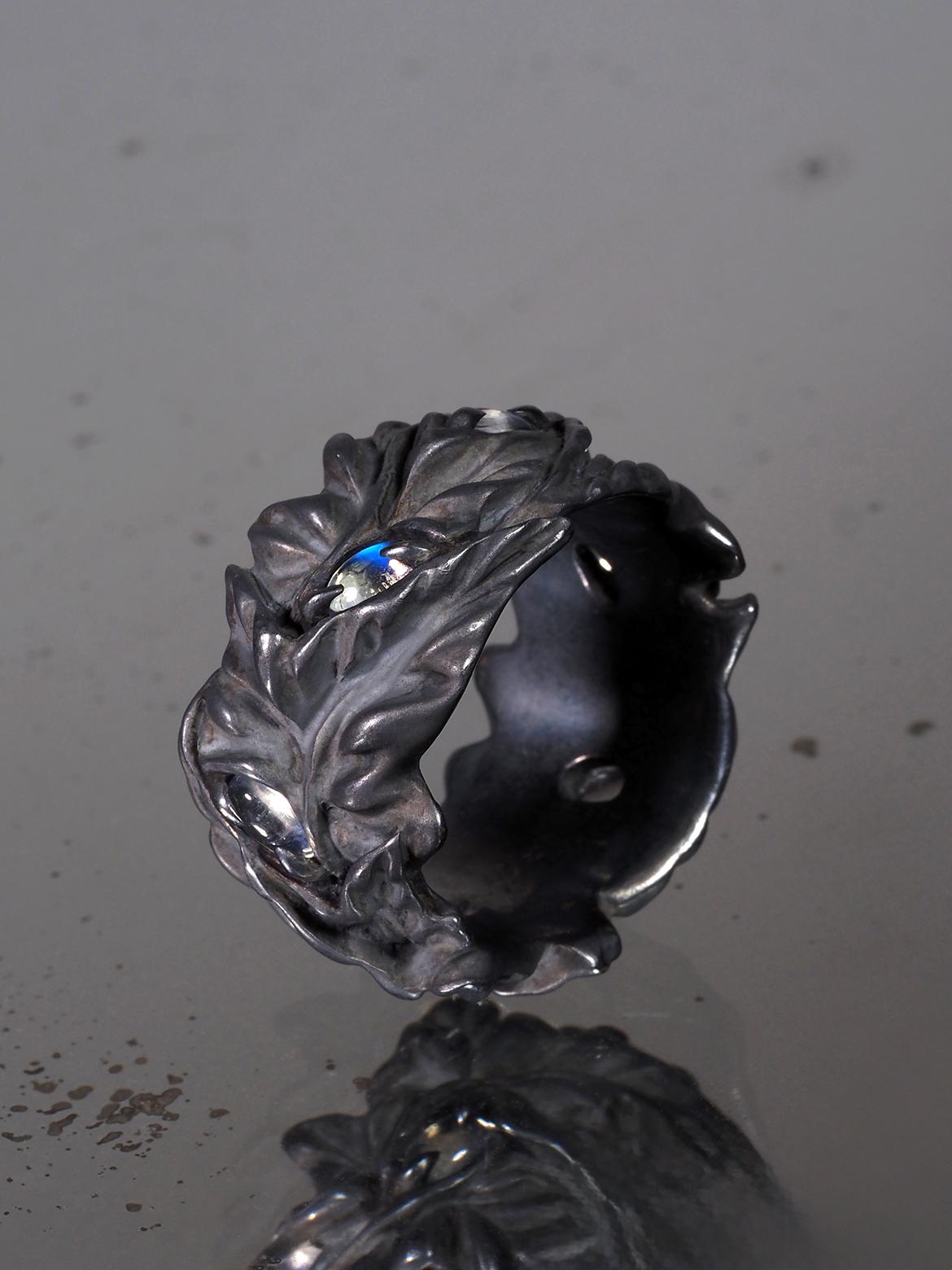 Moonstone ring Ivy collection nature inspired special person gift anniversary In New Condition For Sale In Berlin, DE
