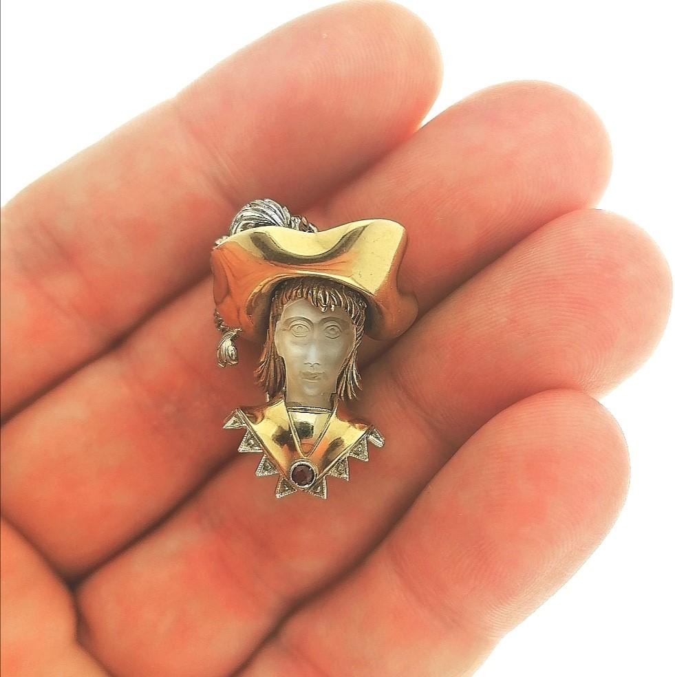 Moonstone, Rubi and Gold Musketeer Brooch In Good Condition For Sale In SEVILLA, ES