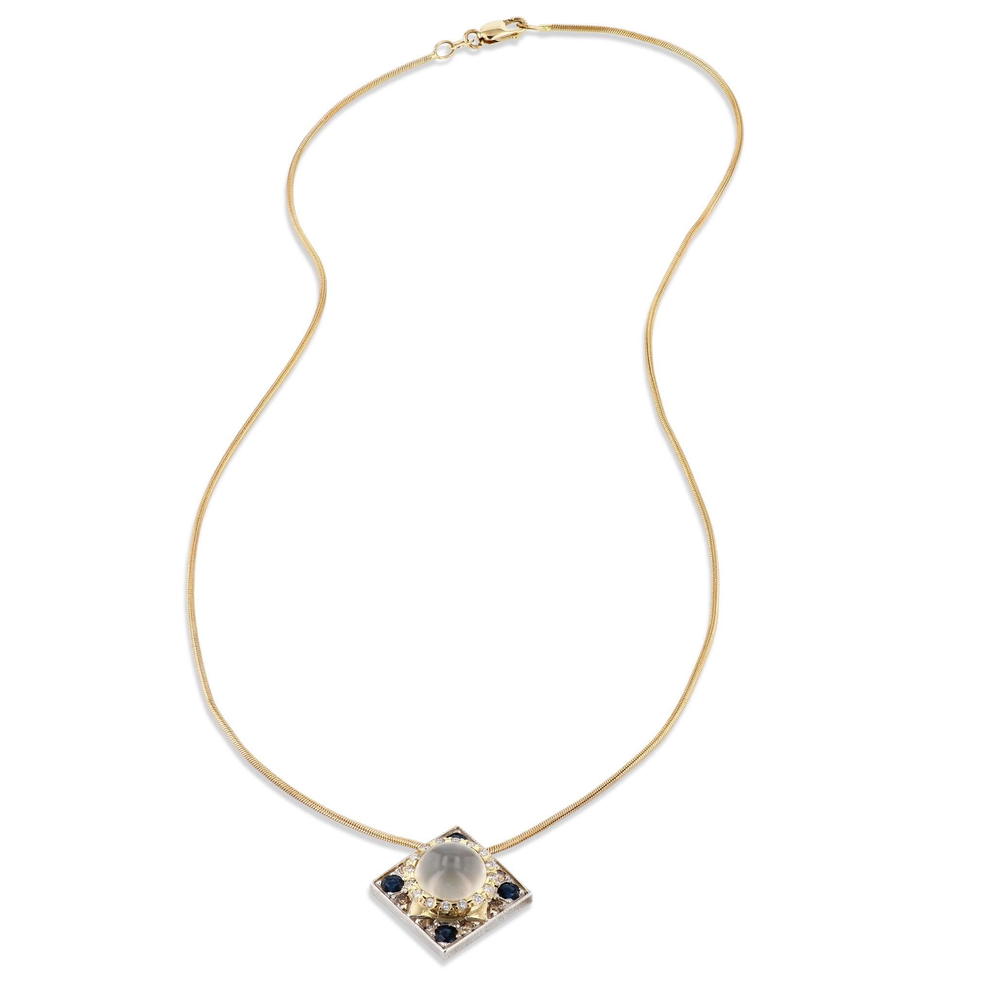Die Mondstein-Saphir-Diamant-Anhänger-Halskette ist ein wahres Schmuckstück, das Sie verzaubern wird. Dieses wunderschöne Schmuckstück besteht aus einem Mondstein in der Mitte, 16 funkelnden runden Diamanten im Brillantschliff, 8