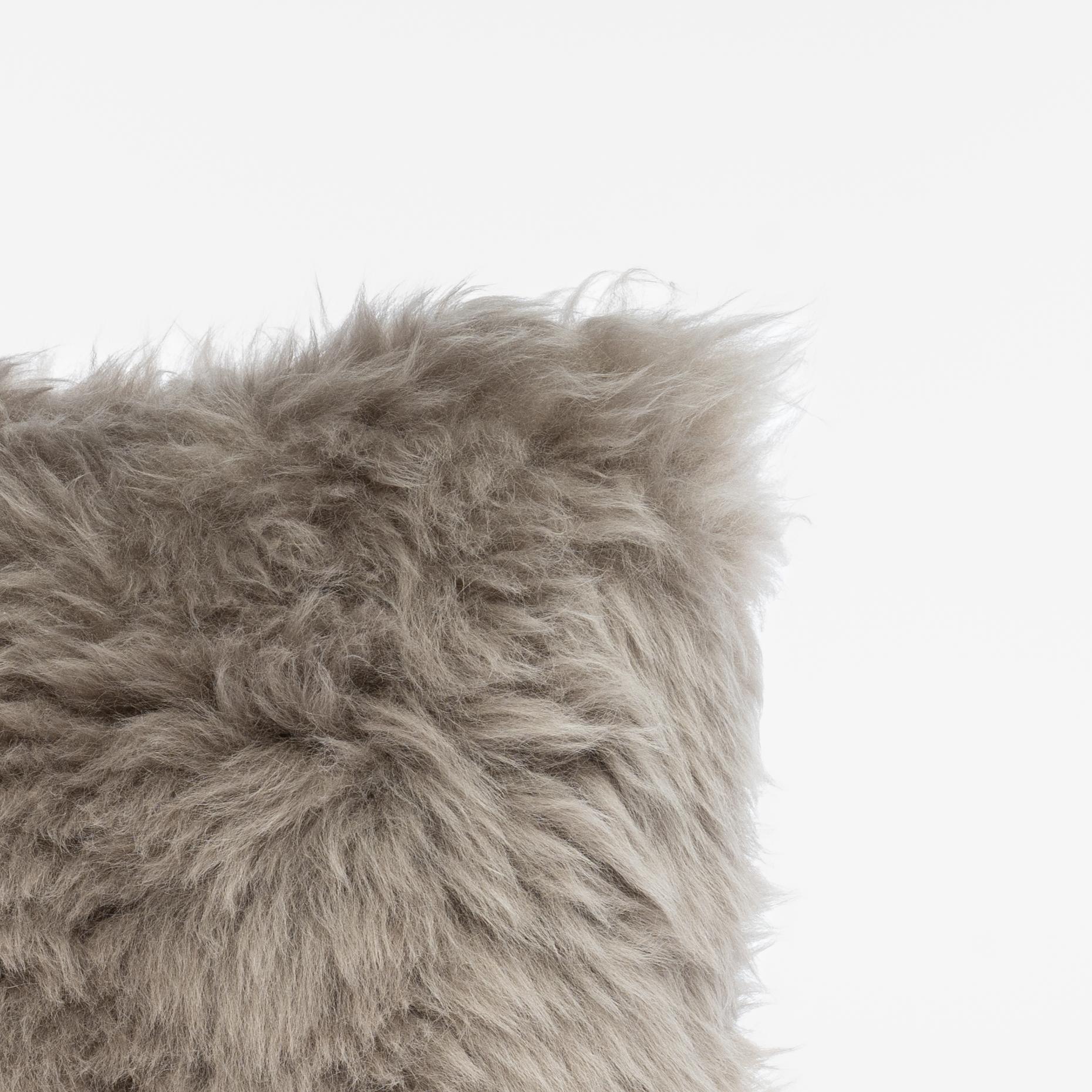 Dieses Kissen wird in unserem Atelier in Italien handgefertigt, wobei nur die besten MATERIALIEN verwendet werden, angefangen bei echtem Shearling-Schafsfell. Dank seines besonderen Aussehens kann dieses Stück sowohl auffallen als auch sich in Ihre