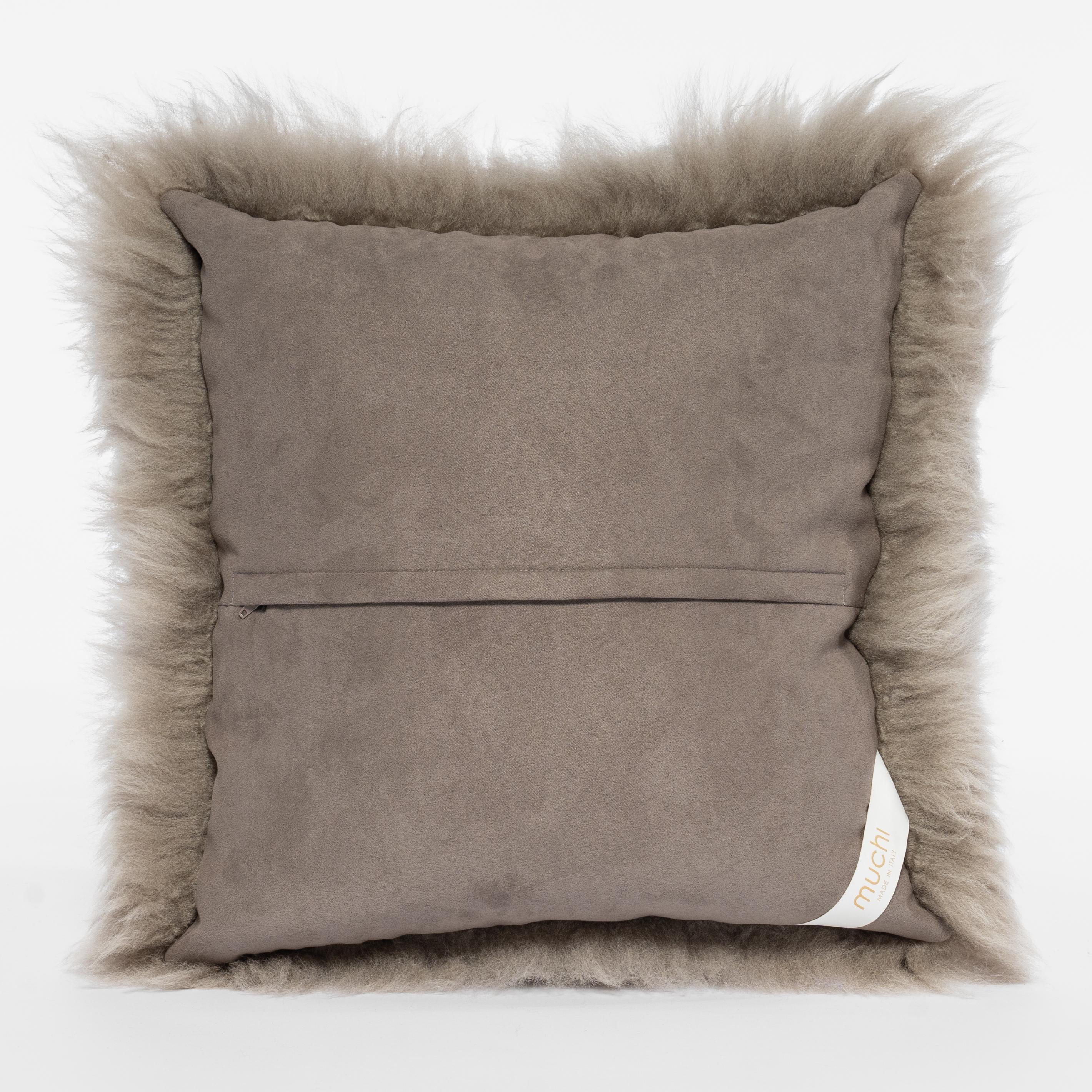 Graues Kissen aus Shearling-Schaffell und Stein von Muchi Decor, hergestellt in Italien (Moderne) im Angebot