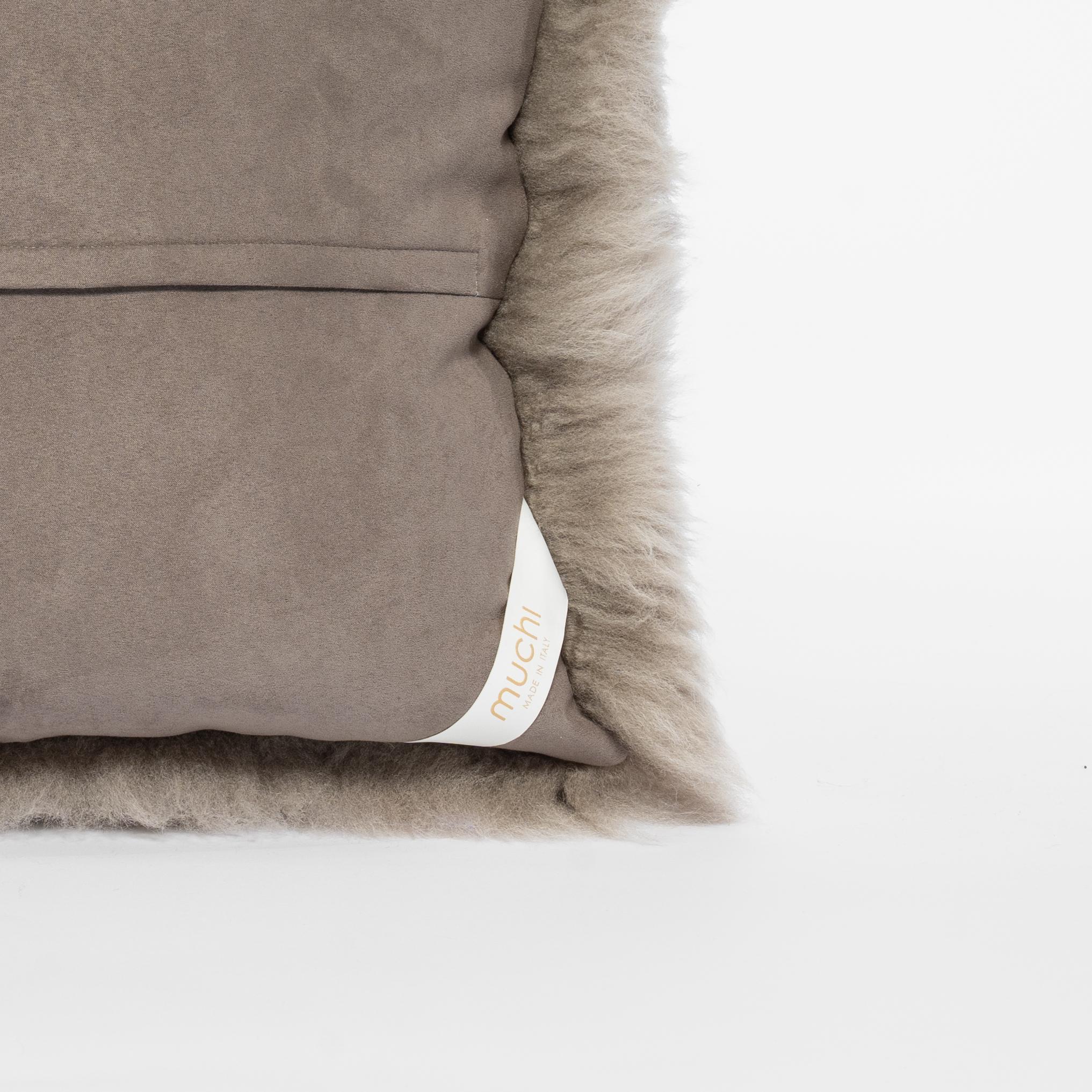 Graues Kissen aus Shearling-Schaffell und Stein von Muchi Decor, hergestellt in Italien (Italienisch) im Angebot
