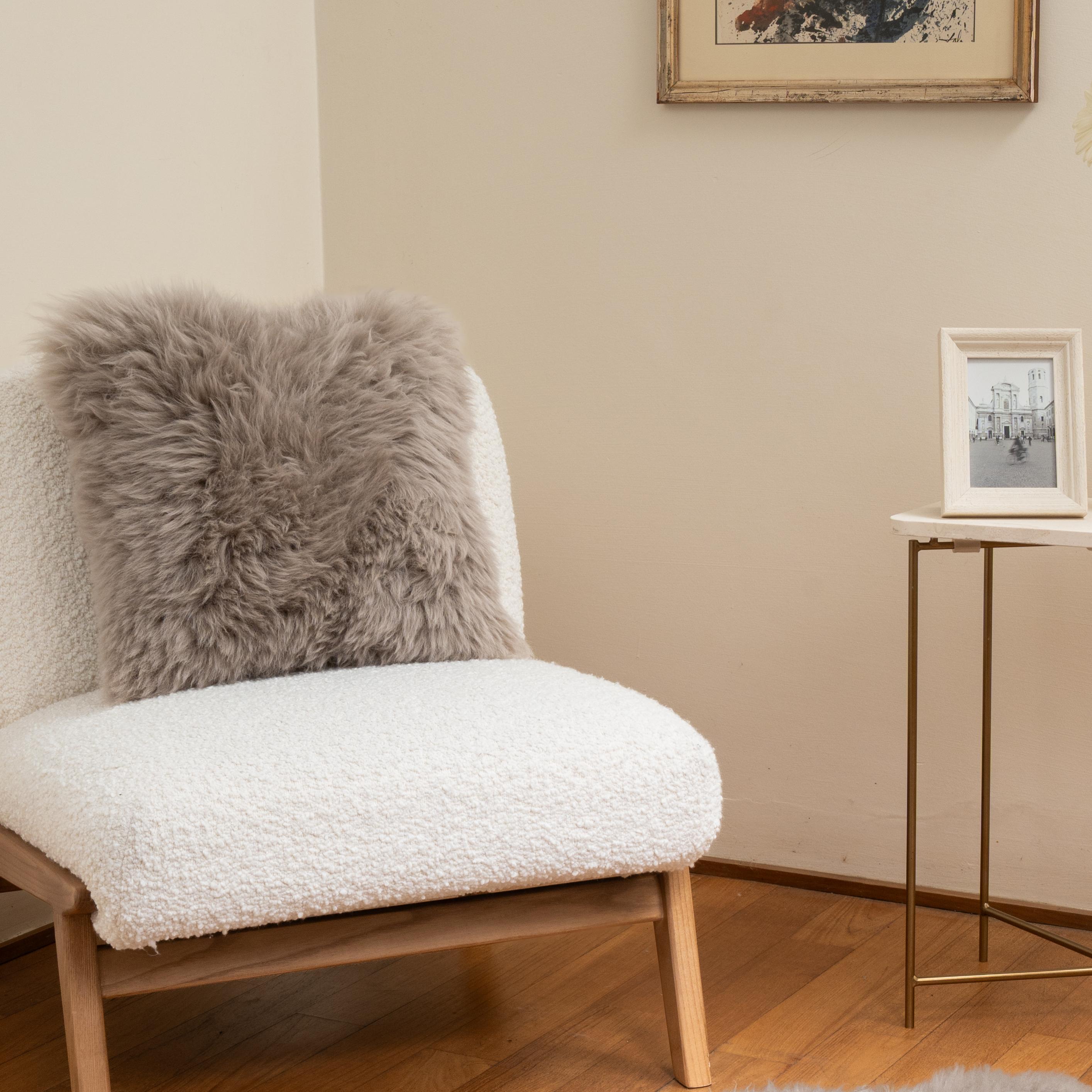 Graues Kissen aus Shearling-Schaffell und Stein von Muchi Decor, hergestellt in Italien (Handgefertigt) im Angebot