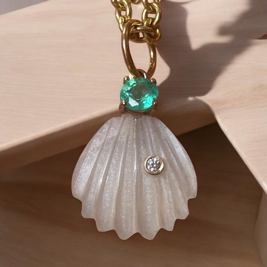 Colgante Concha de Piedra Lunar con Diamante y Esmeralda en venta 5