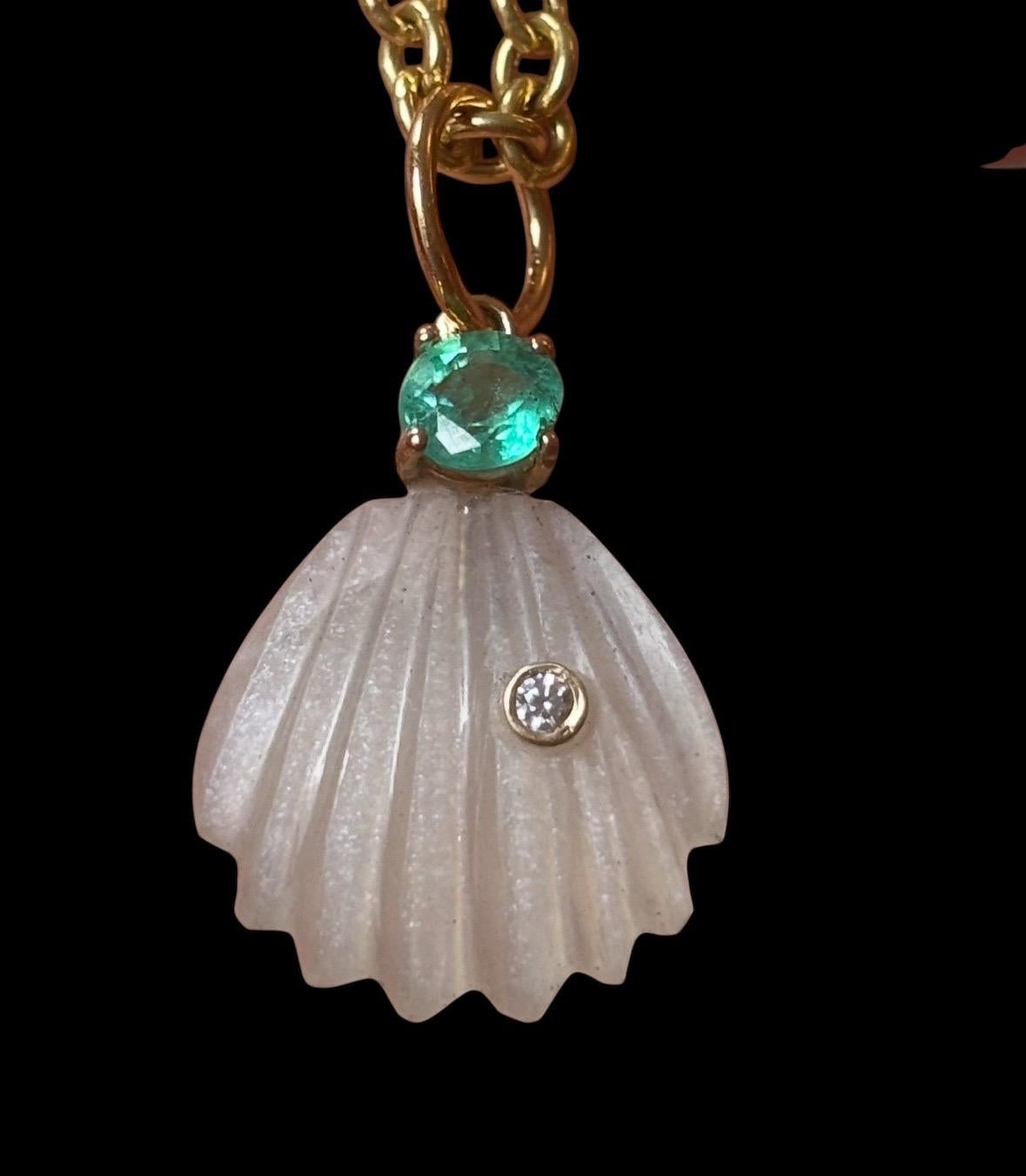 Colgante Concha de Piedra Lunar

Piedra Lunar Blanca, Diamante, Esmeralda, Oro 14k

La concha de piedra lunar tallada tiene 15 mm de diámetro con un diamante blanco de 2 mm biselado en oro de 14k y una impresionante esmeralda redonda superior de 5