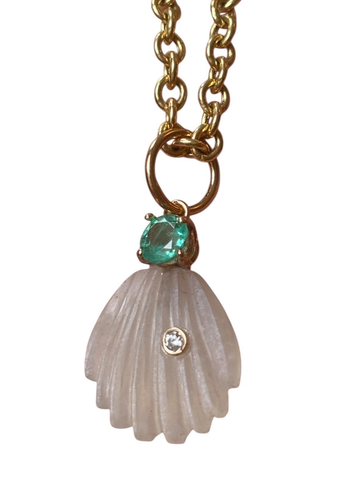 Colgante Concha de Piedra Lunar con Diamante y Esmeralda en Nuevo estado para la venta en New York, NY