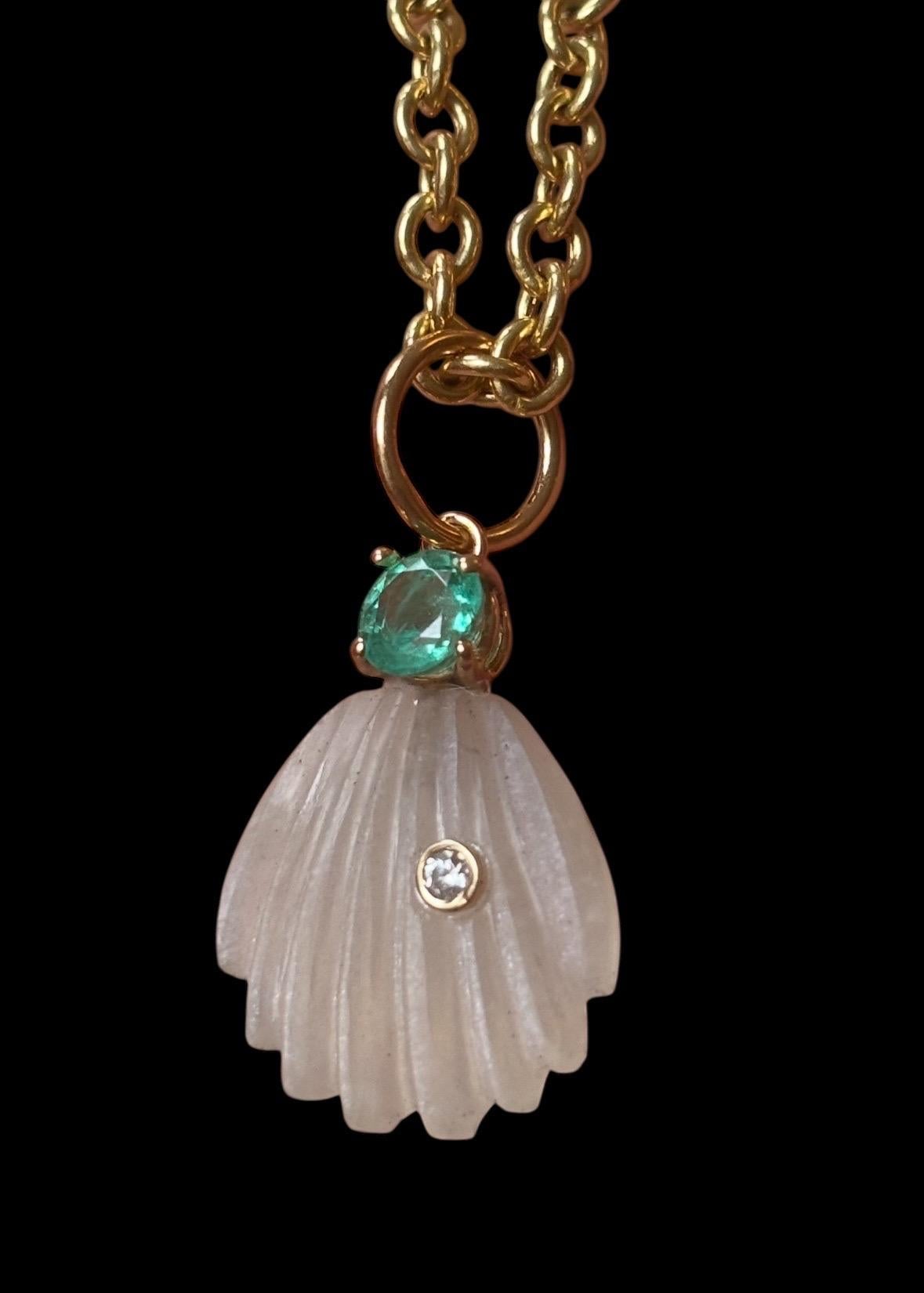 Femenino o masculino Colgante Concha de Piedra Lunar con Diamante y Esmeralda en venta