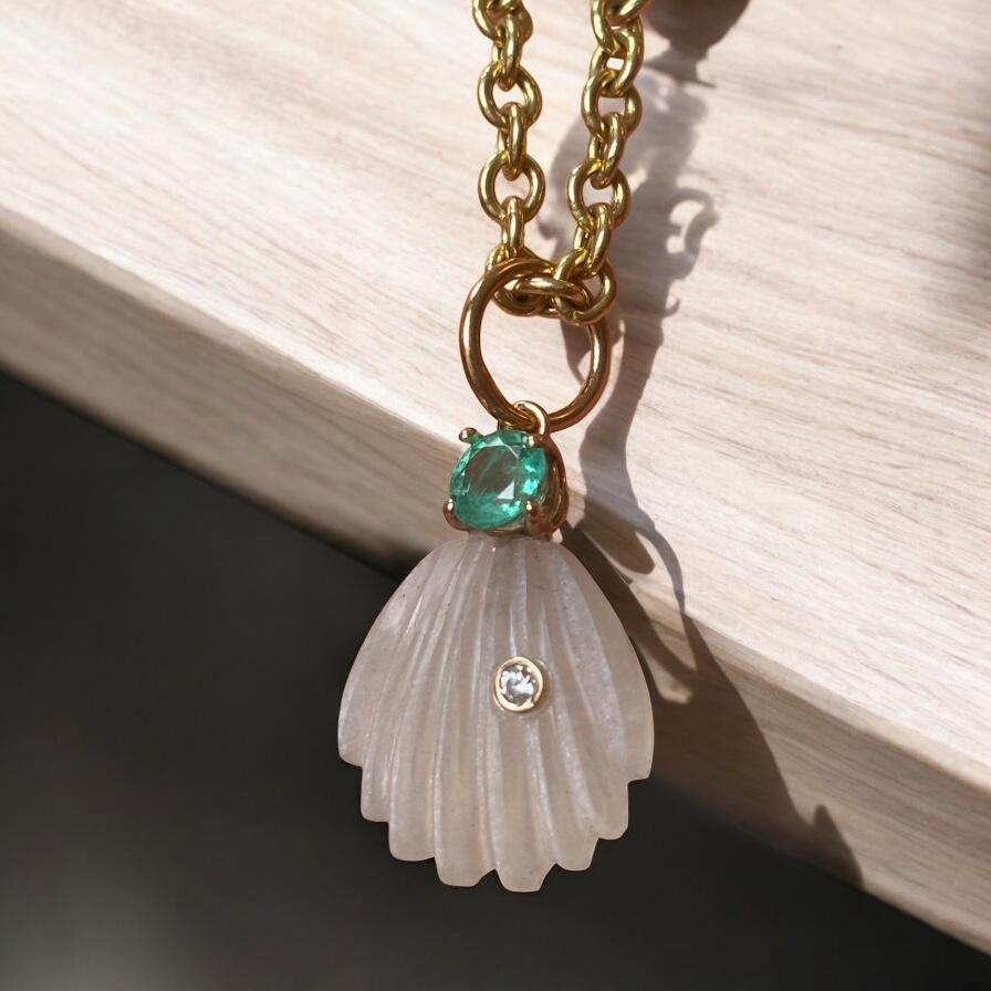 Colgante Concha de Piedra Lunar con Diamante y Esmeralda en venta 4