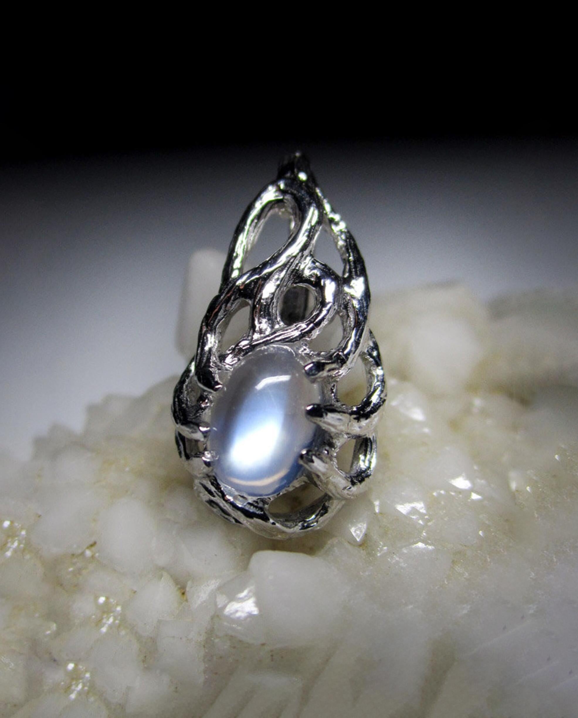 Collana in argento con pietra naturale Adularia Moonstone
origine della pietra di luna - India
Misure della pietra - 0,12 х 0,2 х 0,28 in / 3 х 5 х 7 mm
Peso della pietra - 0,70 carati
Peso del ciondolo - 1,49 grammi
Altezza del pendente - 0,79 in /