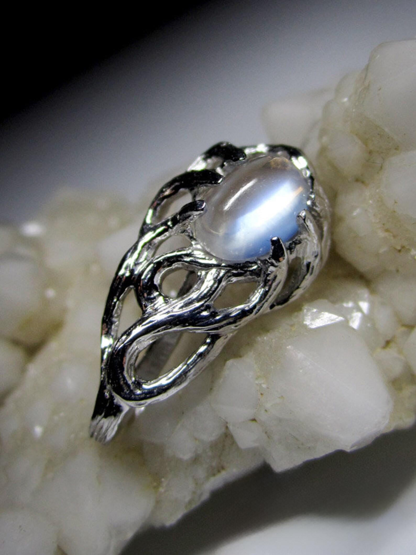 Artista Collana in argento con pietra di luna Cabochon Regalo di qualità fine Gemma bluastra stile lotr in vendita