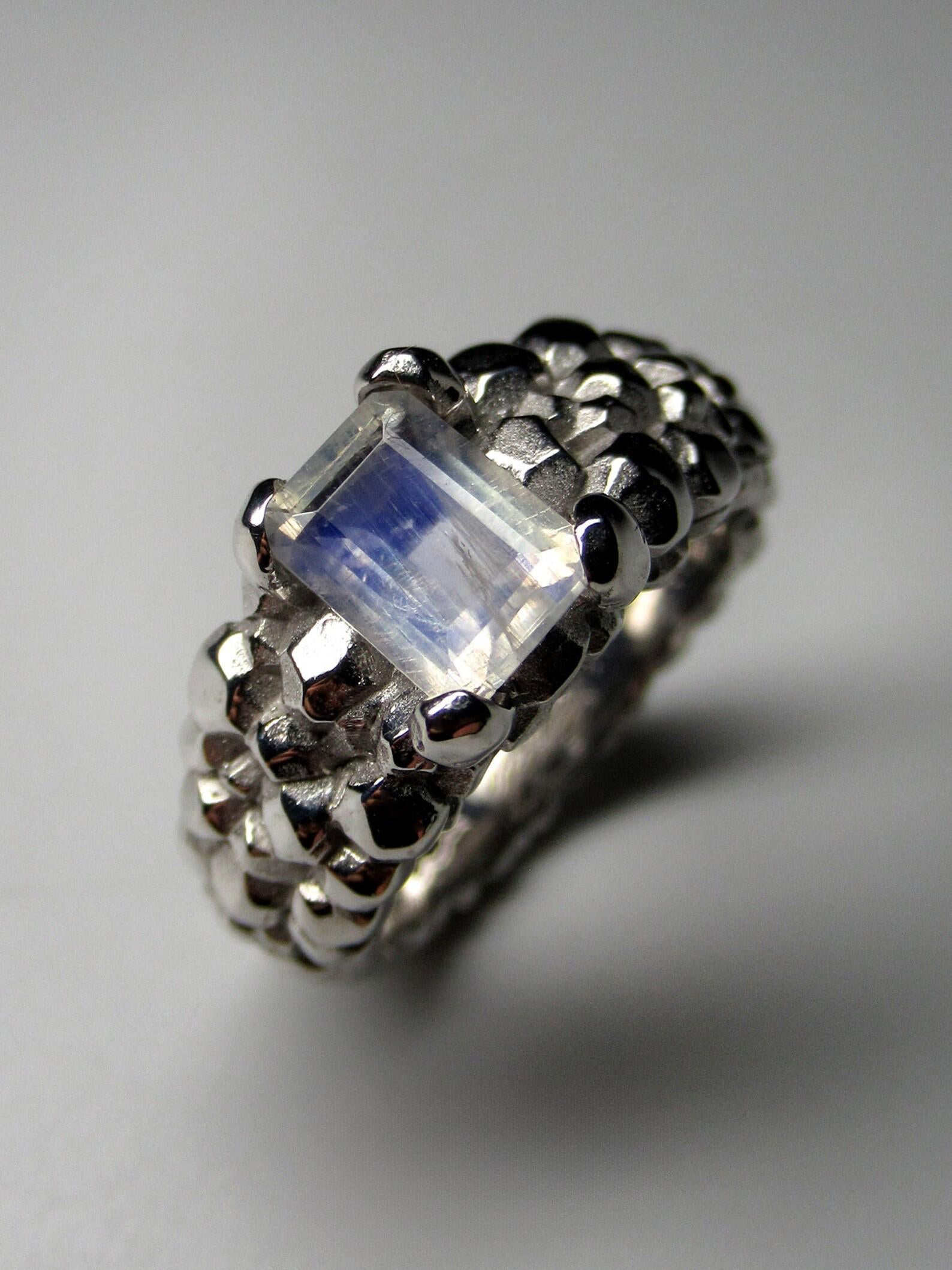 Anello d'argento con pietra di luna Blu Gemma naturale Gioielli unisex Regalo in stile LOTR In condizioni Nuovo in vendita a Berlin, DE