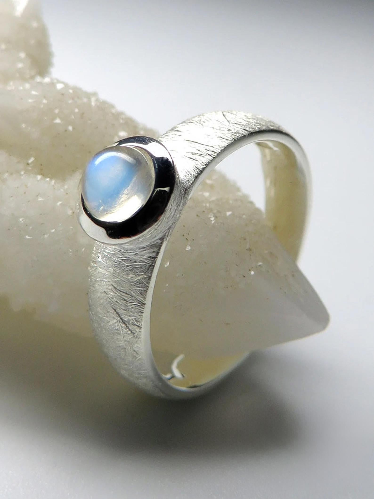 Anello in argento sterling graffiato con pietra di luna naturale di ottima qualità
origine della gemma - Sri Lanka
Misura della pietra di luna - 0,12 х 0,16 х 0,16 in / 3 х 4 х 4 mm
Peso della pietra di luna - 0,45 carati
Peso dell'anello - 3,6