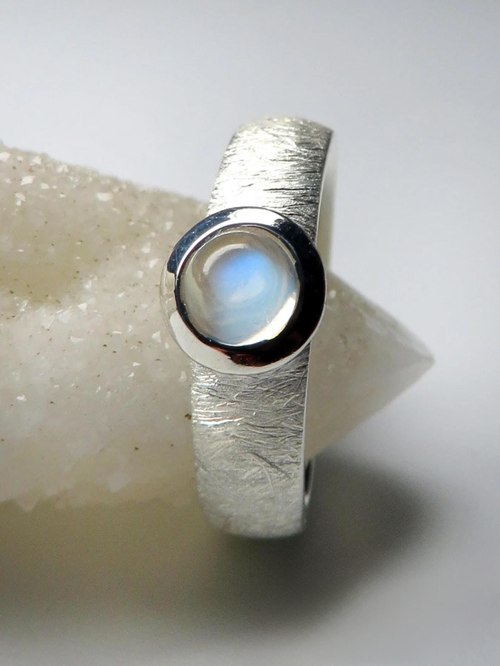 Anello d'argento con pietra di luna Gemma naturale di Adularia  Gioielli unisex in vendita 1