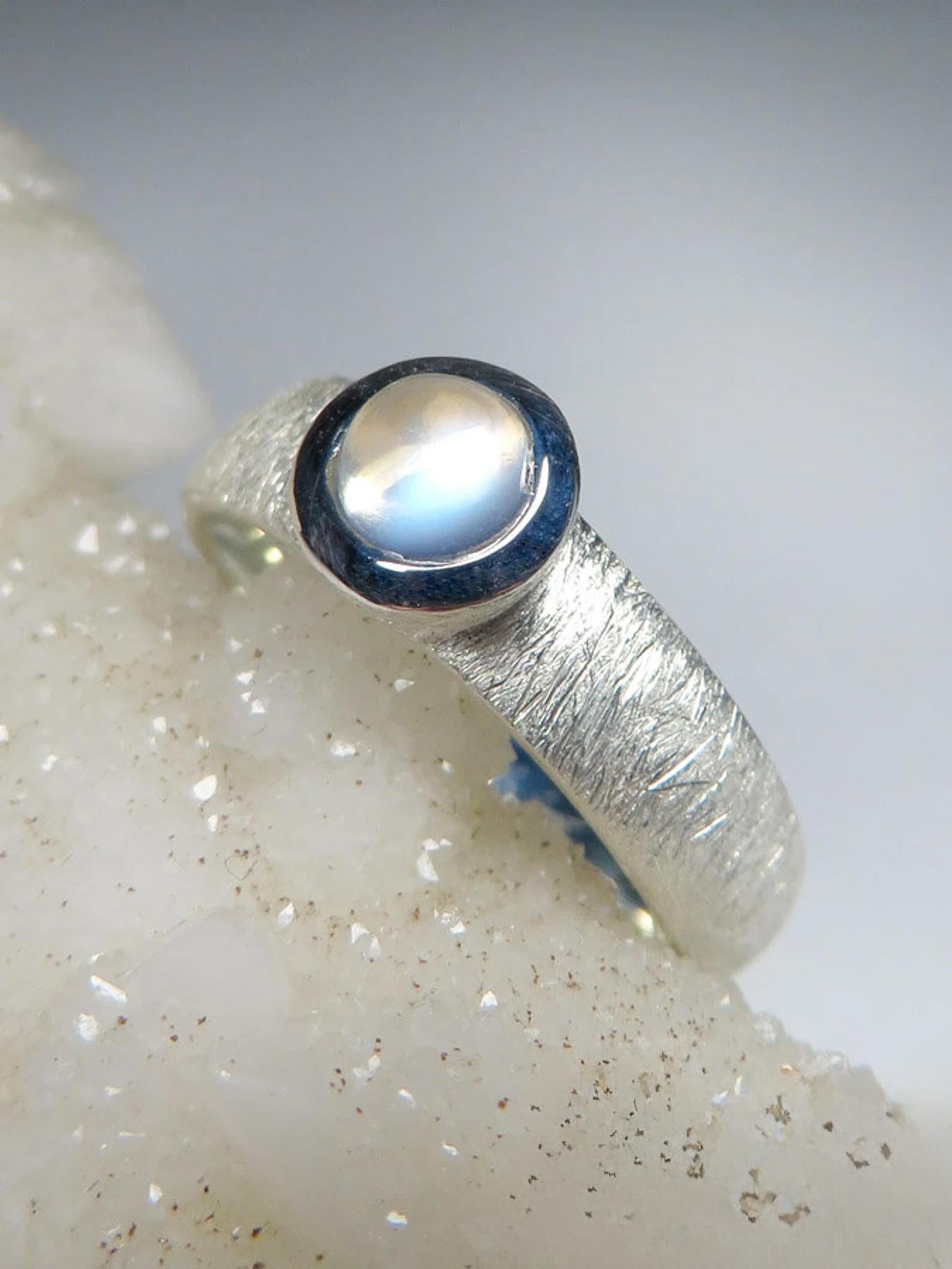 Anello d'argento con pietra di luna Gemma naturale di Adularia  Gioielli unisex in vendita 2