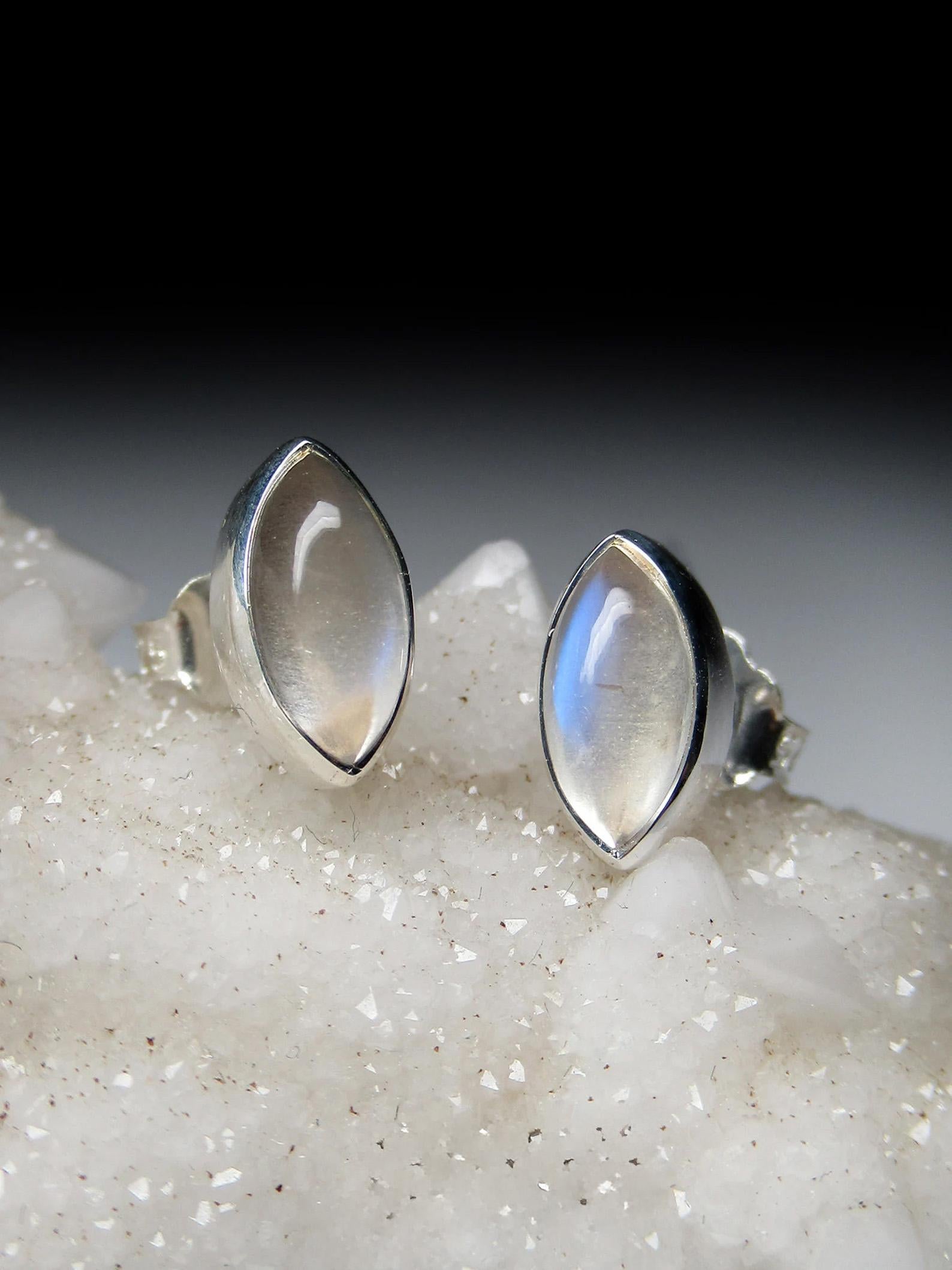 Pendientes de plata con piedra de luna natural 
origen de la gema - Sri-Lanka
El tamaño de la gema es de 4 x 5 x 10 mm / 0,16 x 0,2 x 0,39 pulg.
peso de la piedra lunar - 2,40 quilates
Peso de los pendientes - 1,99 gramos