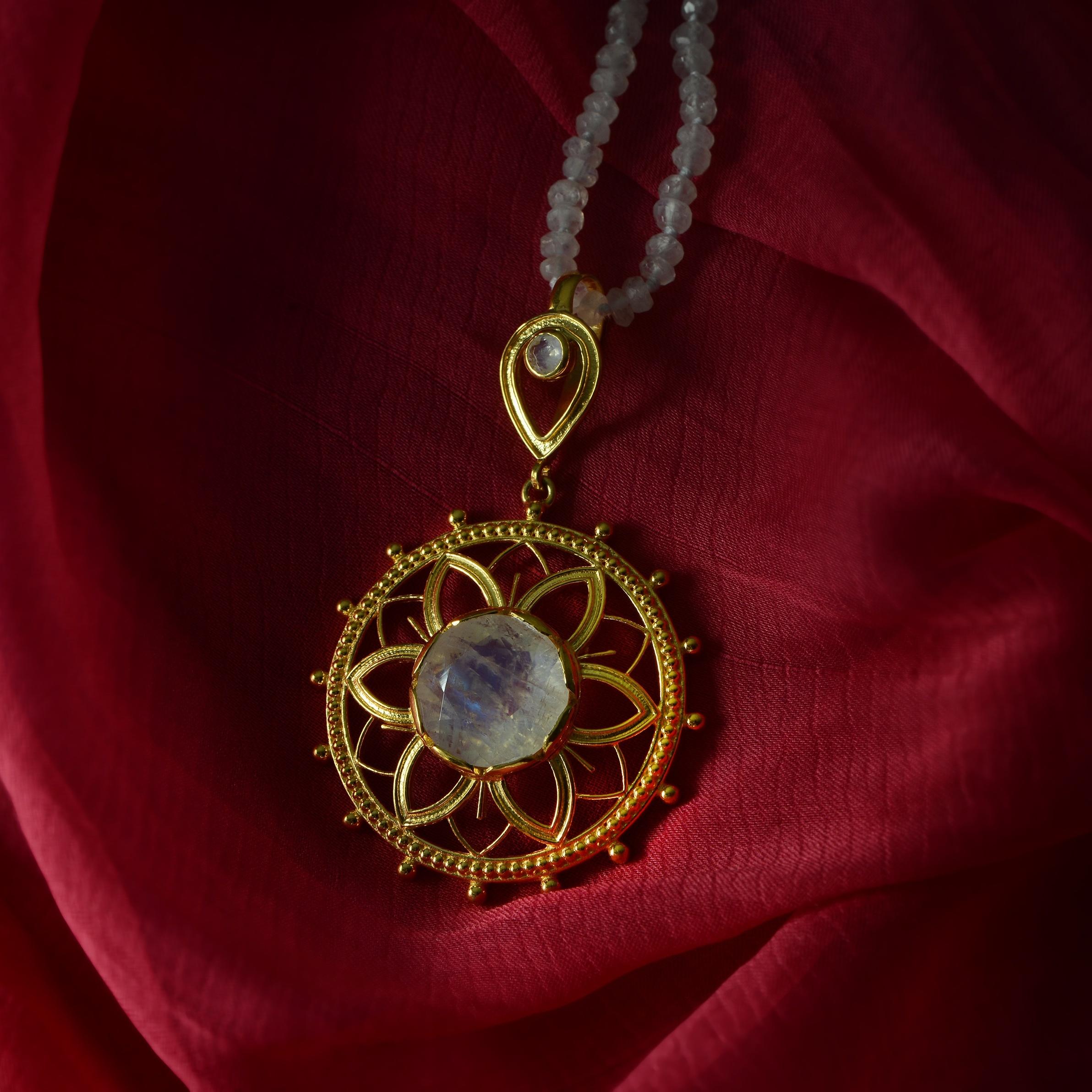 

Questo splendido ciondolo con pietra di luna è stato realizzato a mano nei nostri laboratori. Abbiamo utilizzato le antiche tecniche del jaali, dell'incisione a mano e del lavoro in rilievo e abbiamo incastonato il ciondolo con pietre lunari